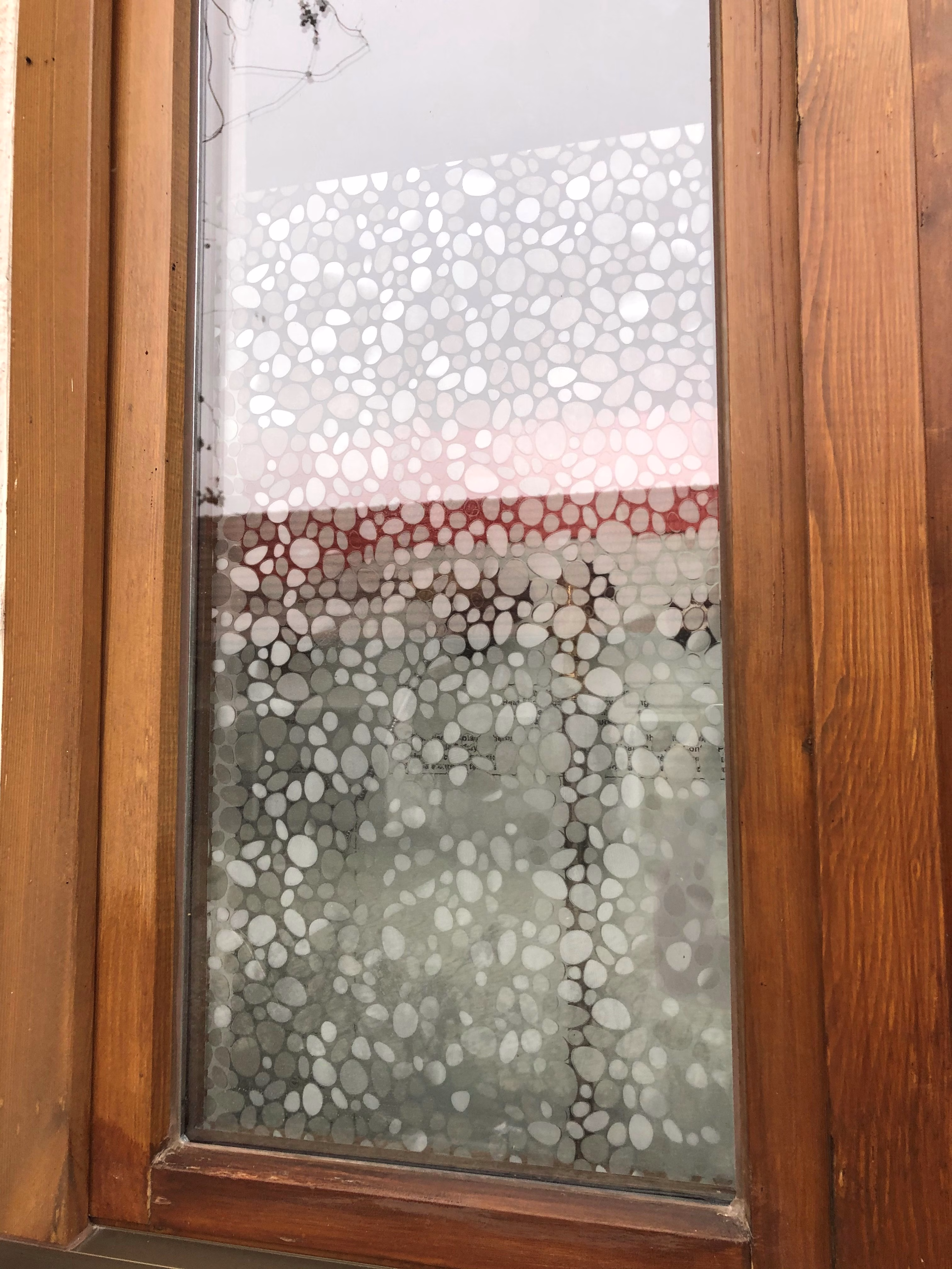 Nahaufnahme einer selbsthaftende Dekorfolie von außen