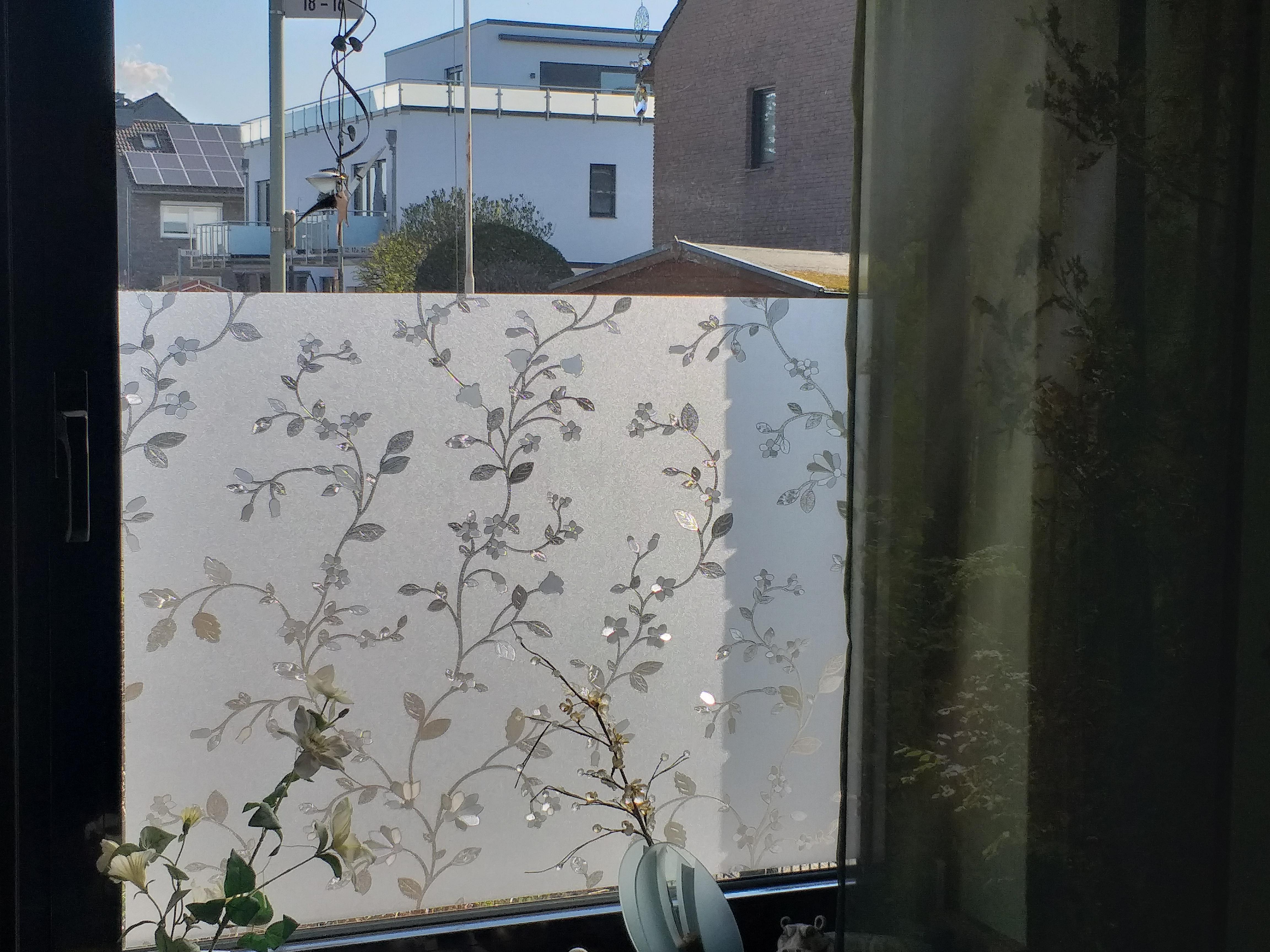 kleberlose Fensterfolie mit Blumenranken