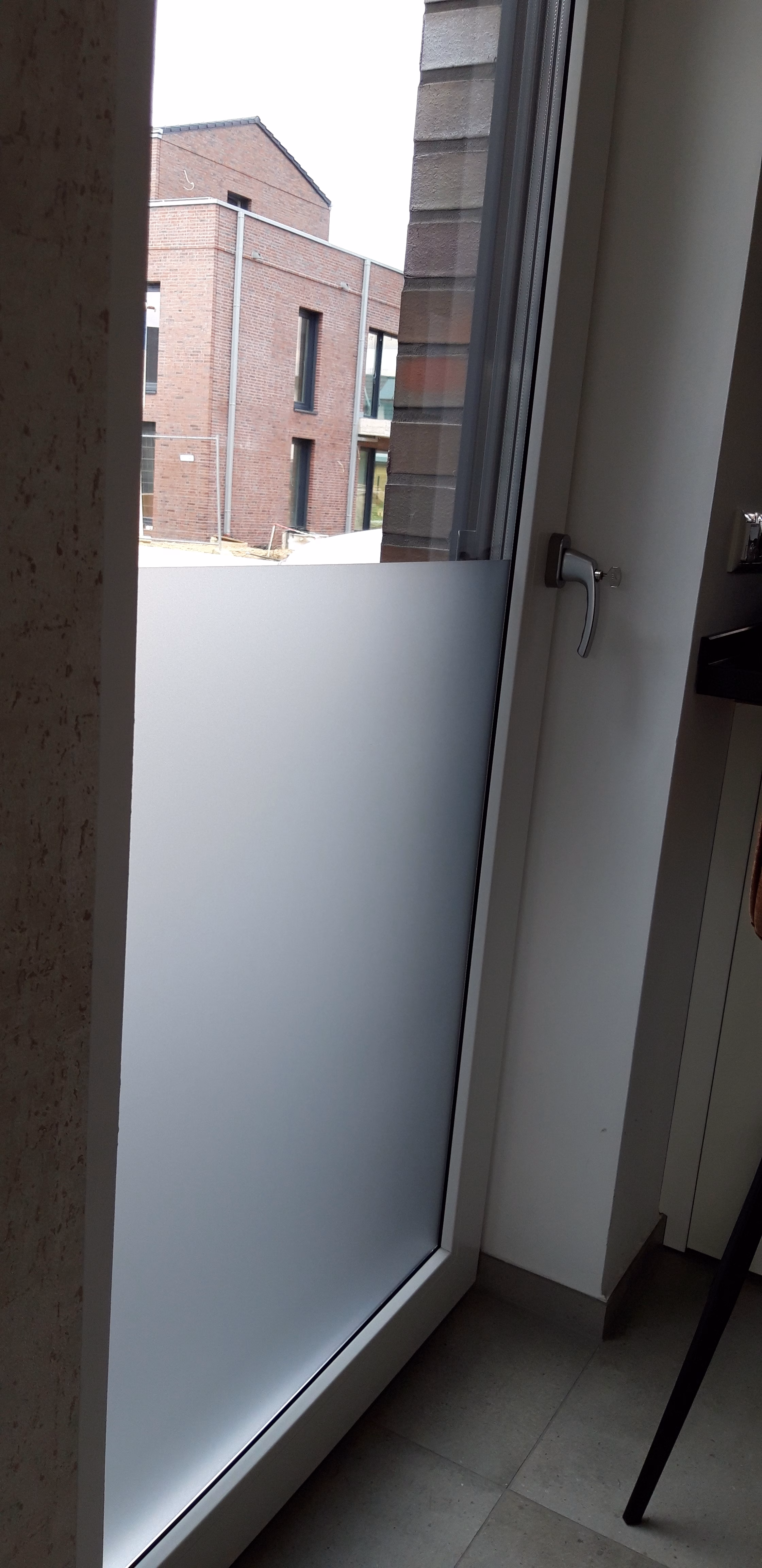 Bodentiefes Fenster zur hälfte mit Sichtschutzfolie im Frostglasdesign beklebt