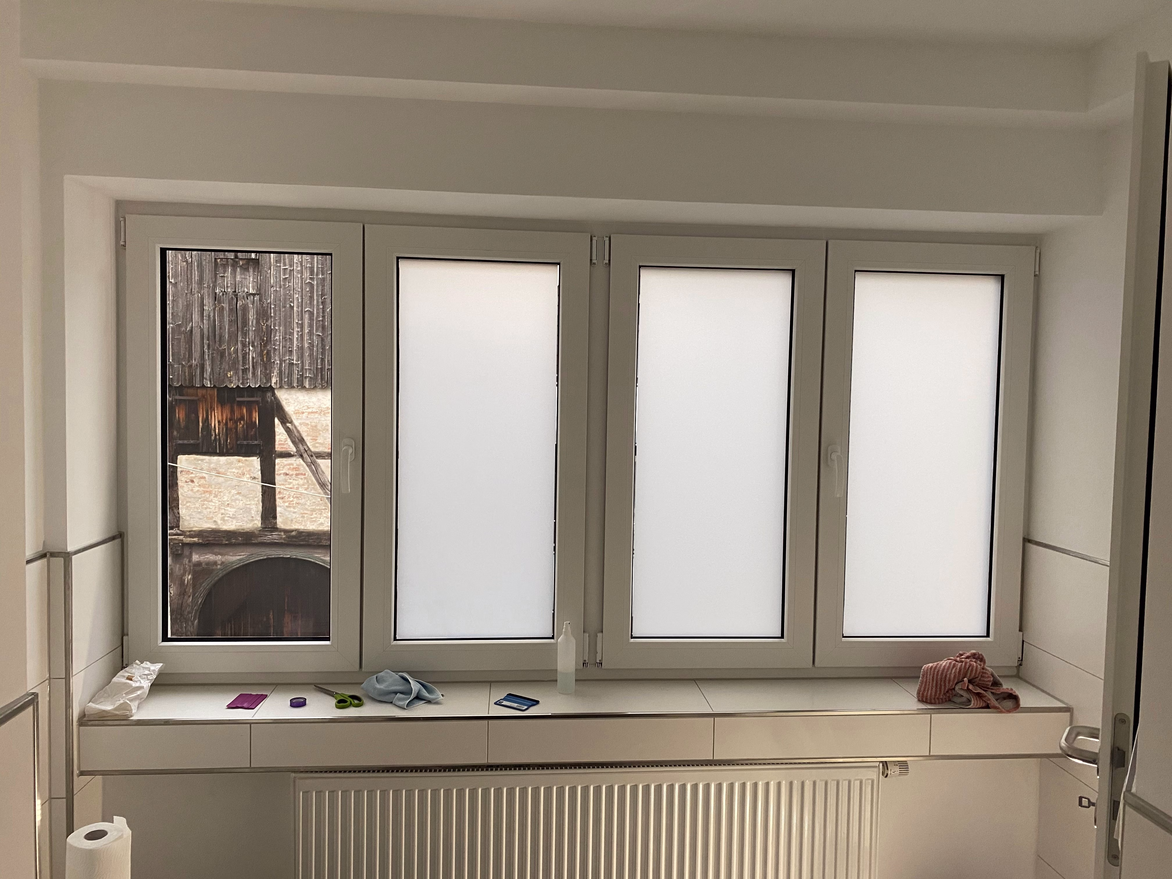 Montage einer weiß matten Sichtschutzfolie