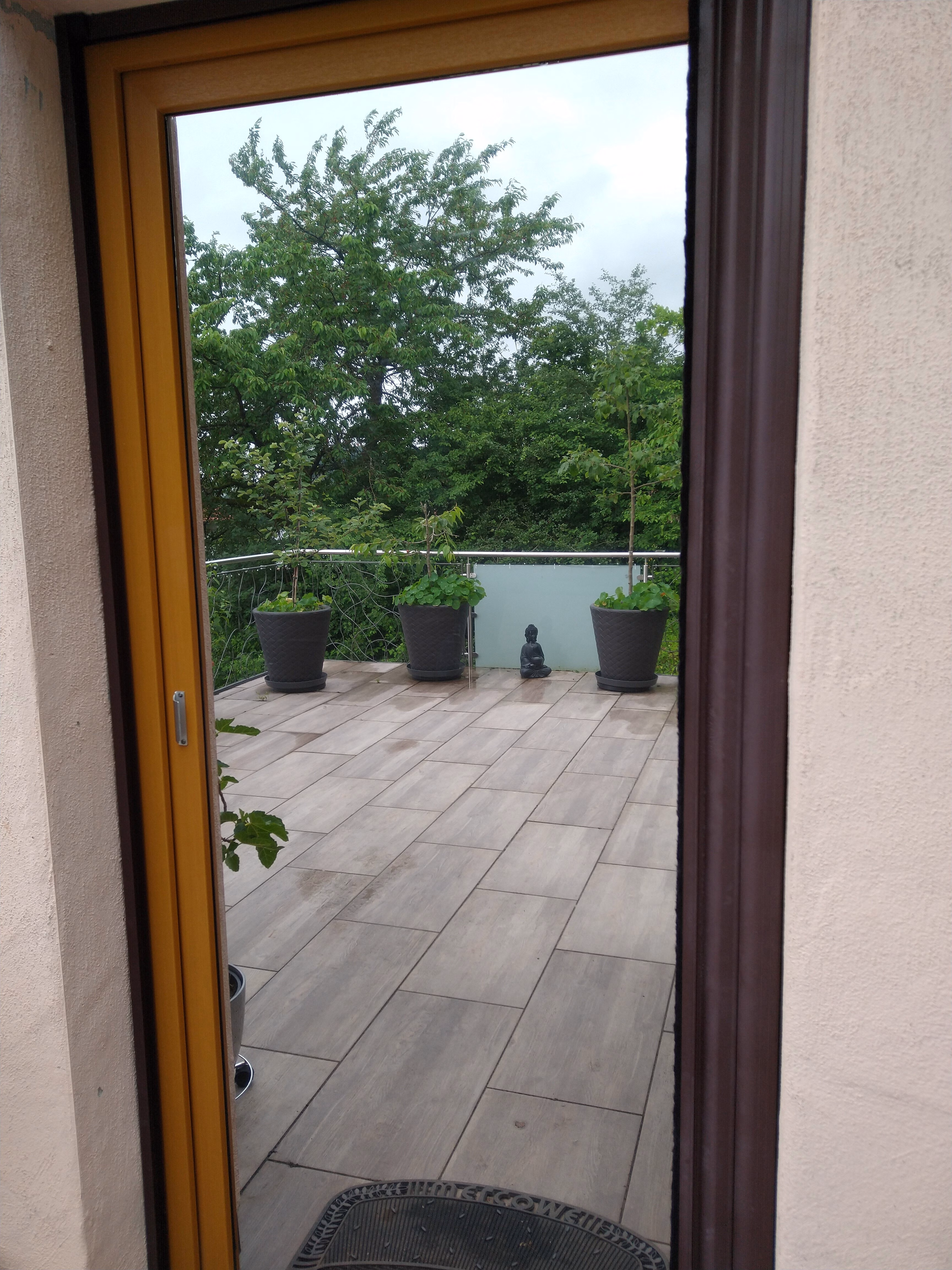 Hitzeschutzfolie silber dunkel verspiegelt an einer Terassentür