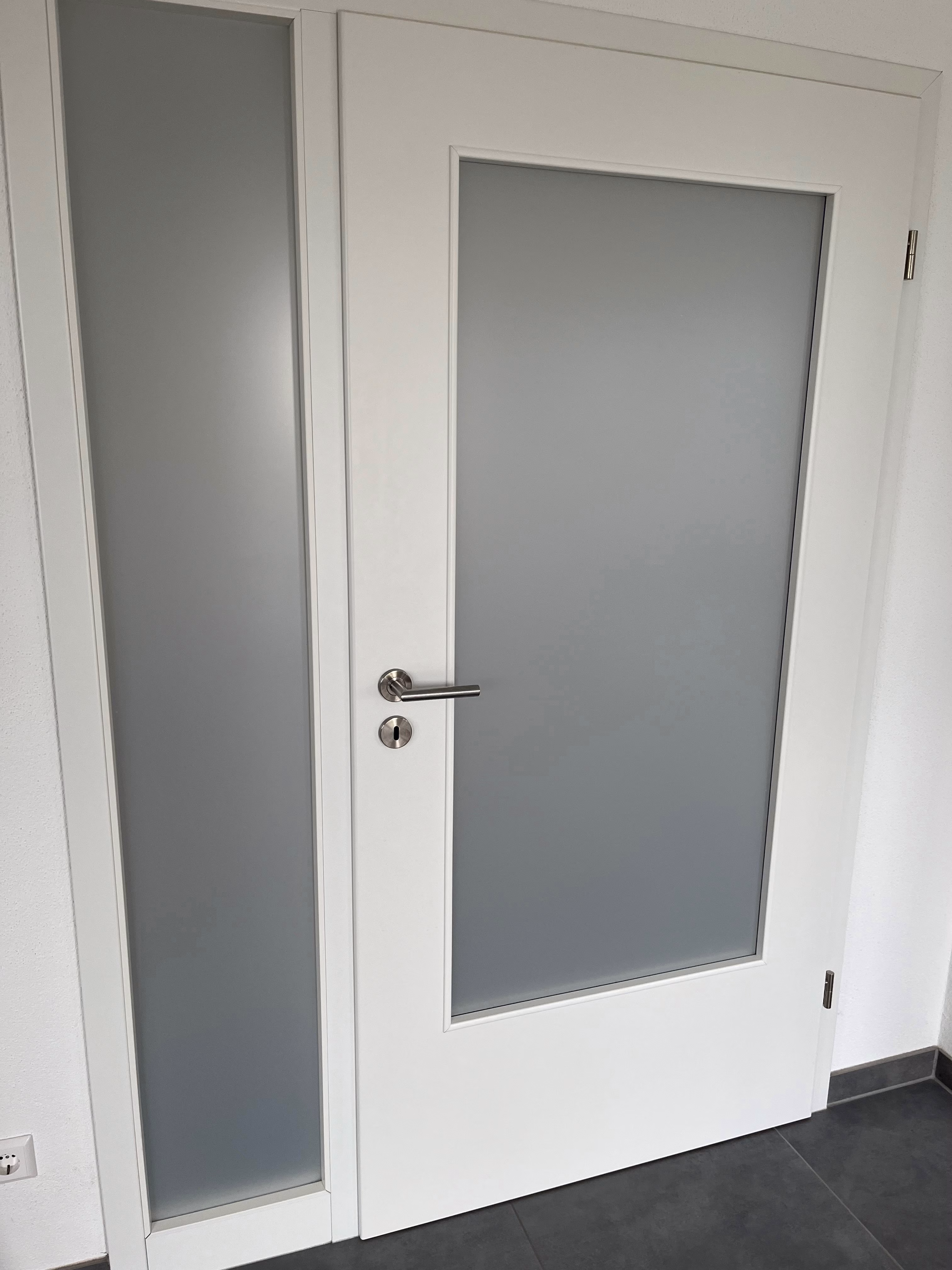 Milchglas Fensterfolie opak weiß auf einer Eingangstür