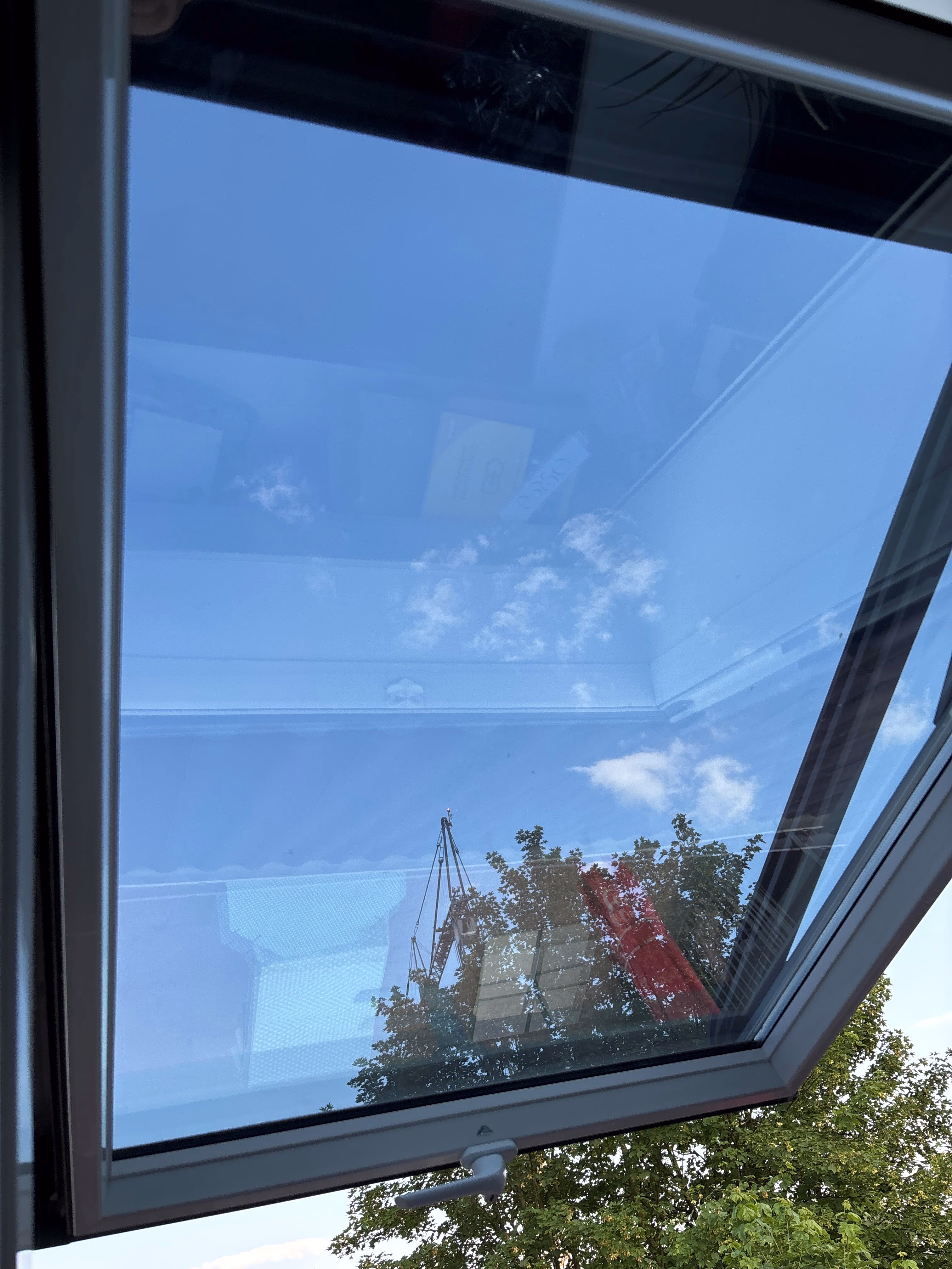 Starke Hitzeschutz-Fensterfolie auf einem Dachfenster