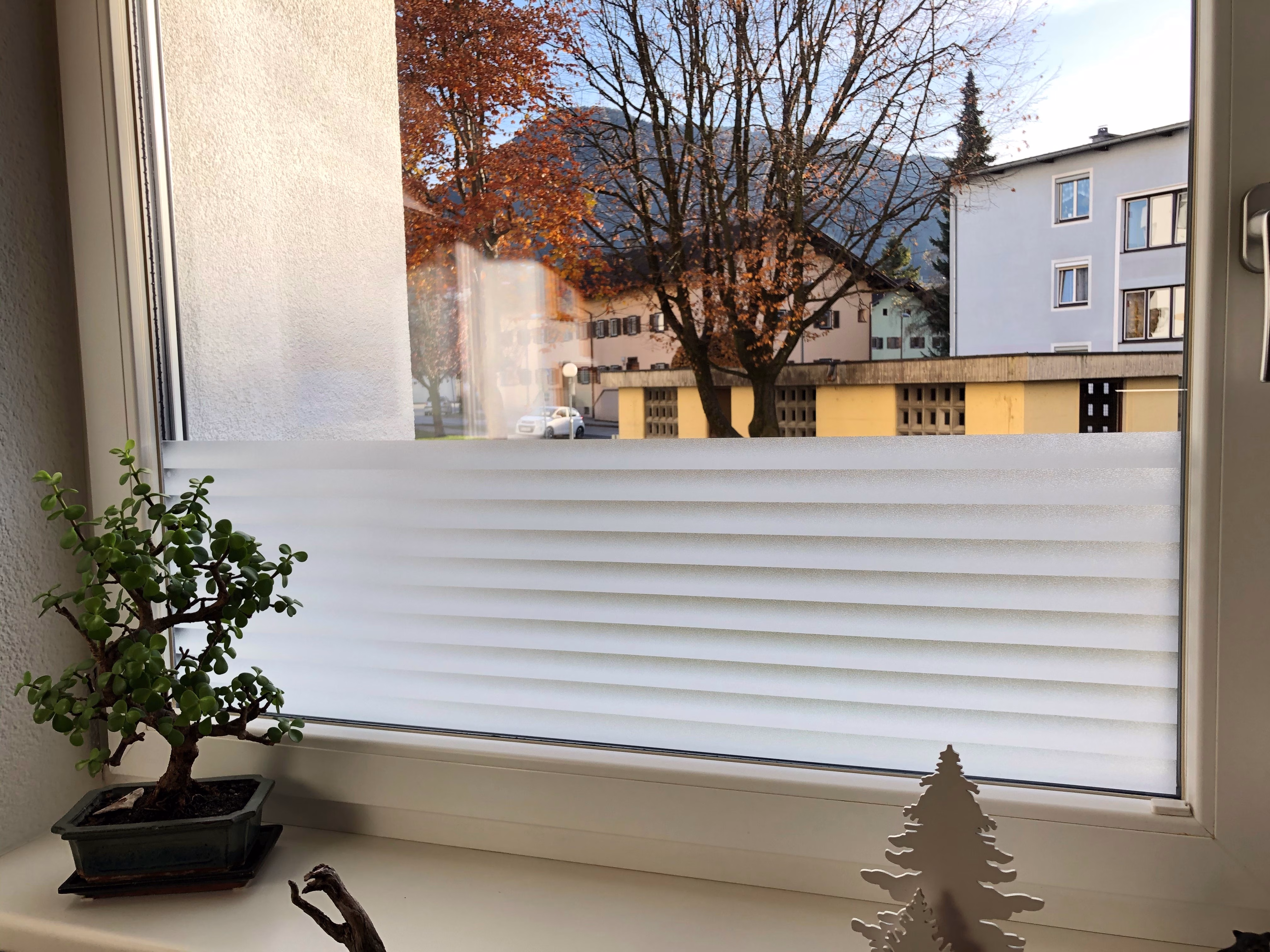Selbsthaftende Sichtschutzfolie mit transparent weiße Streifen
