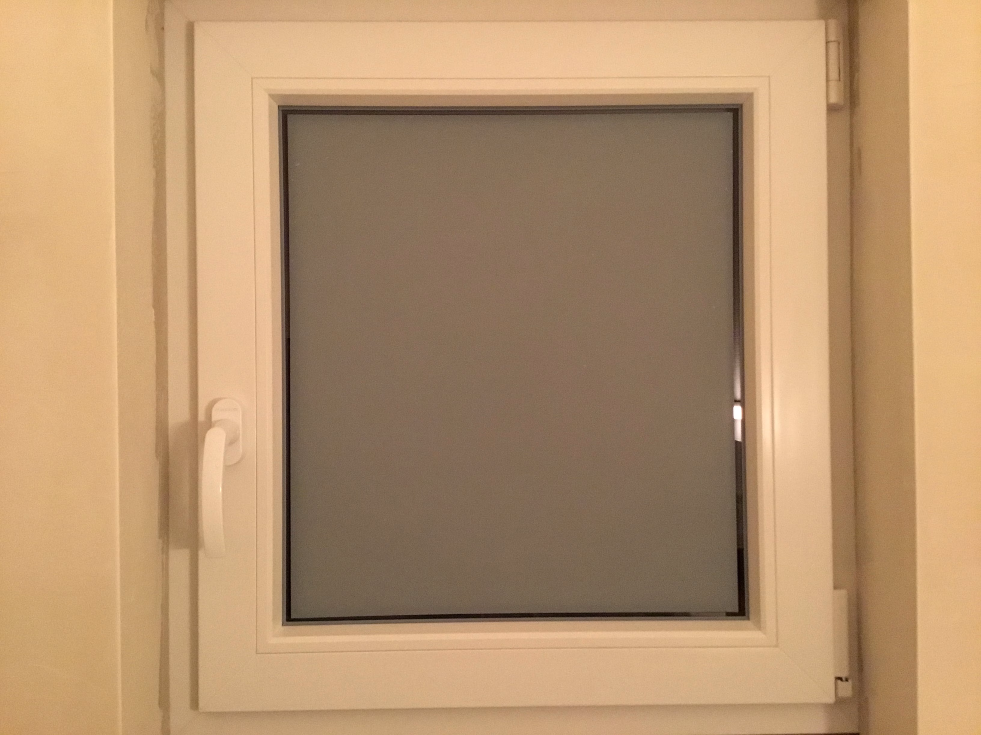 Adhäsionsfolie weiß matt auf einem kleinen Fenster
