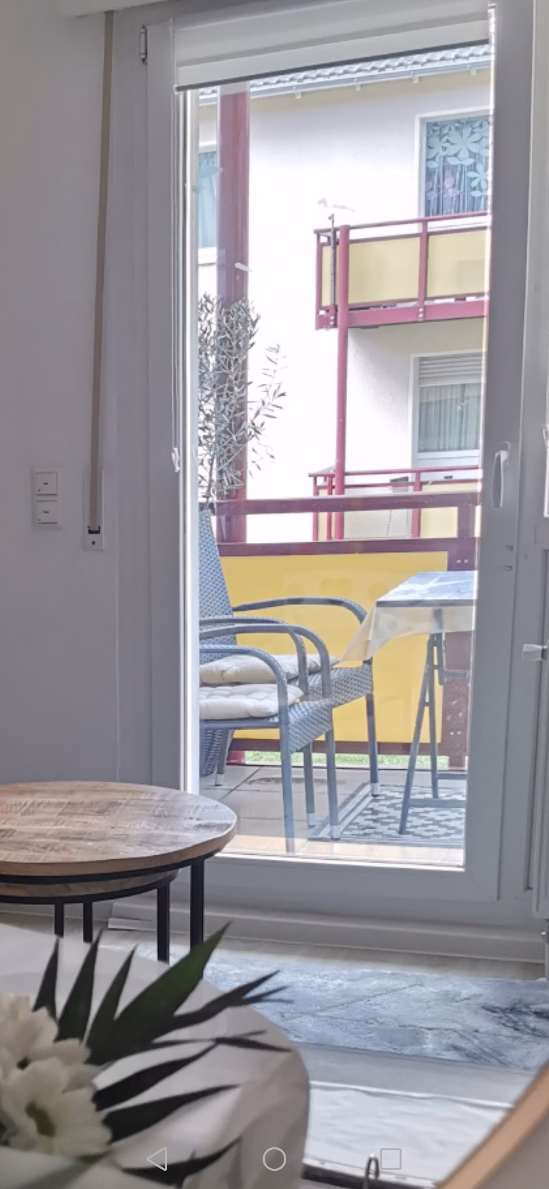 Spiegelfolie in silber verspiegelt auf einer Balkontür