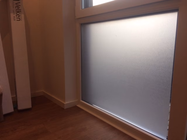 Kleberlose Sichtschutzfolie, die auf einem feststehenden im Wohnzimmer angebracht wurde.