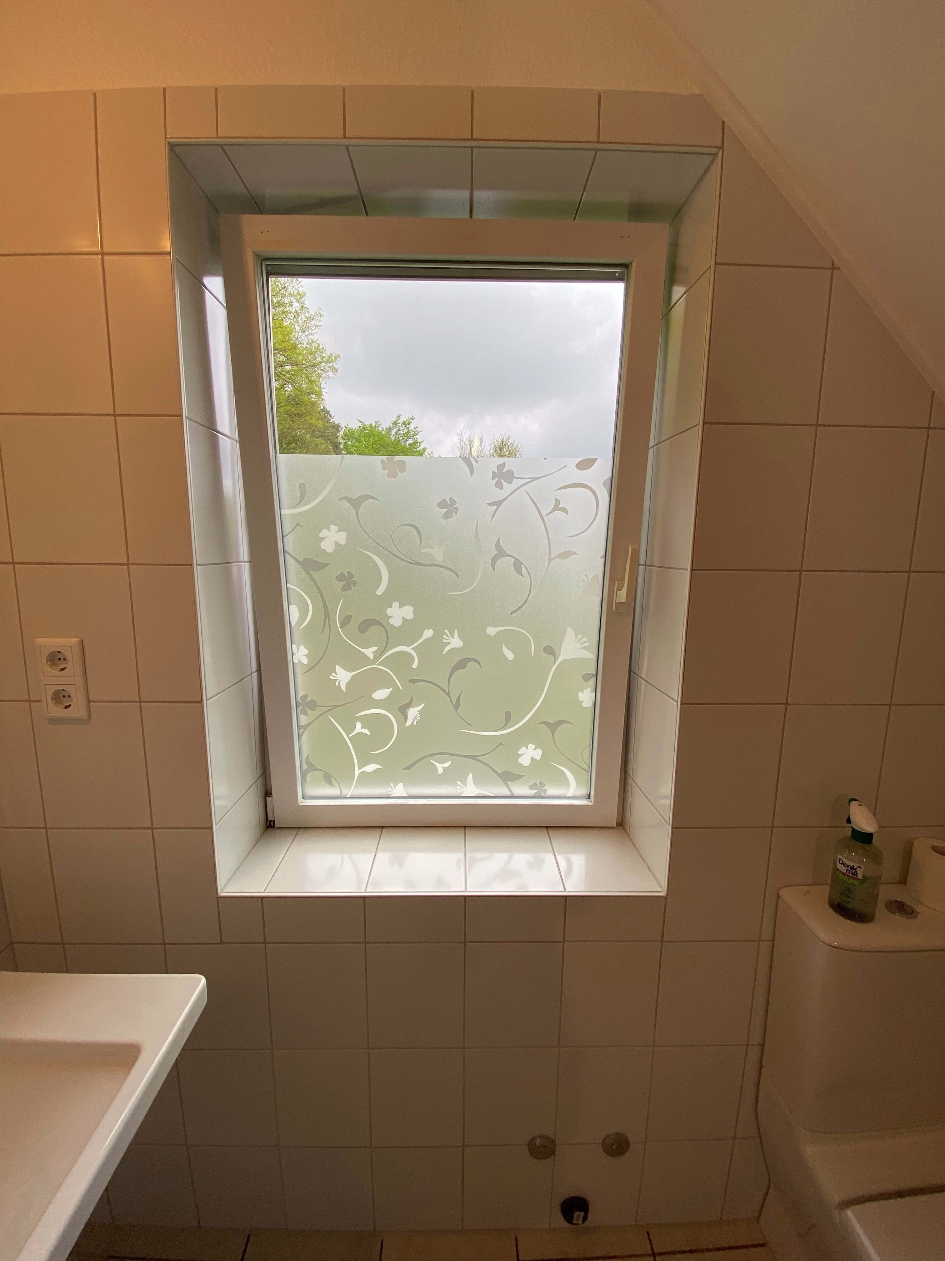 Adhäsionsfolie mit Blumen im Bad