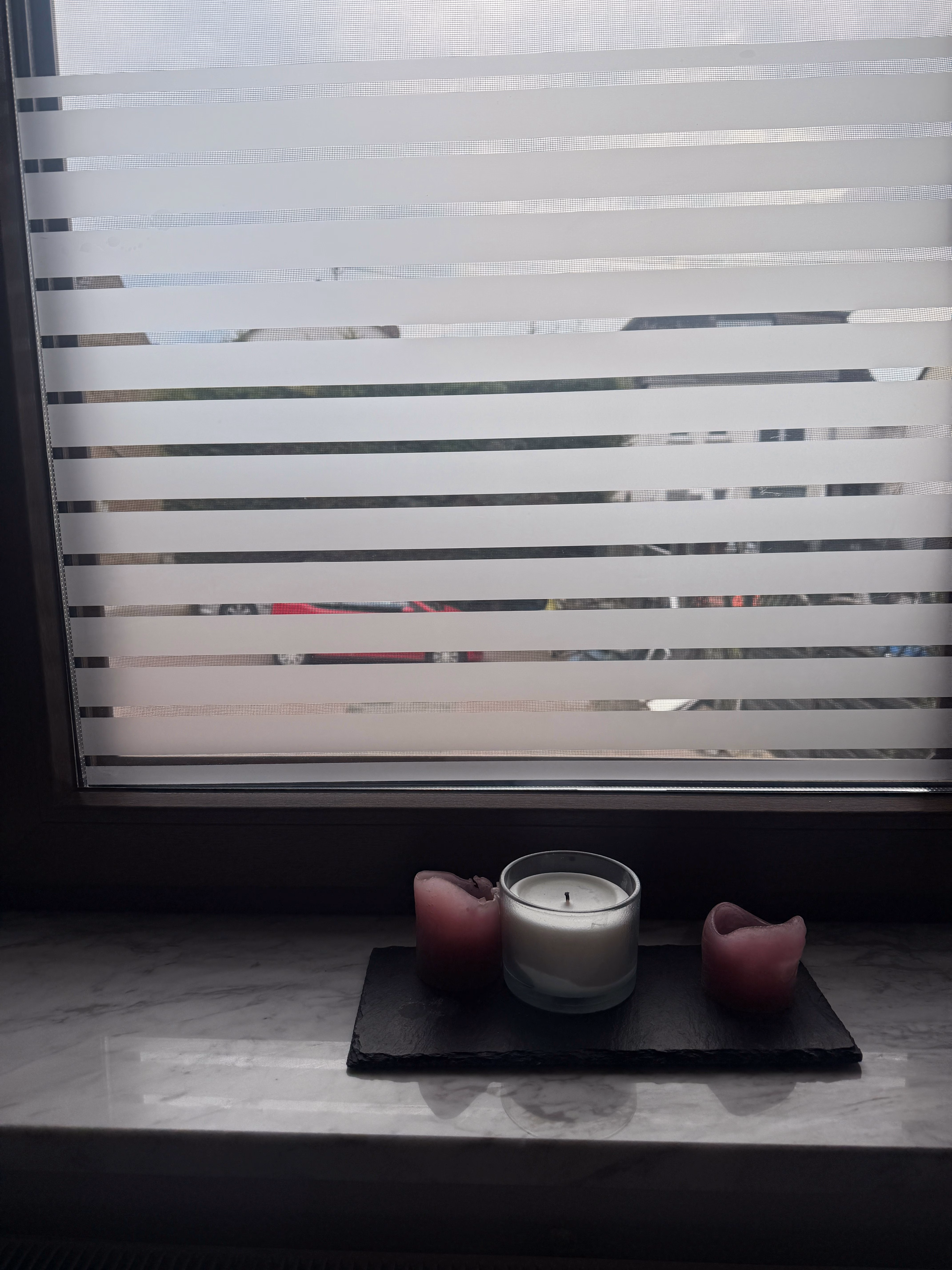 Dekorfolie mit 35 mm breiten horizontalen Streifen