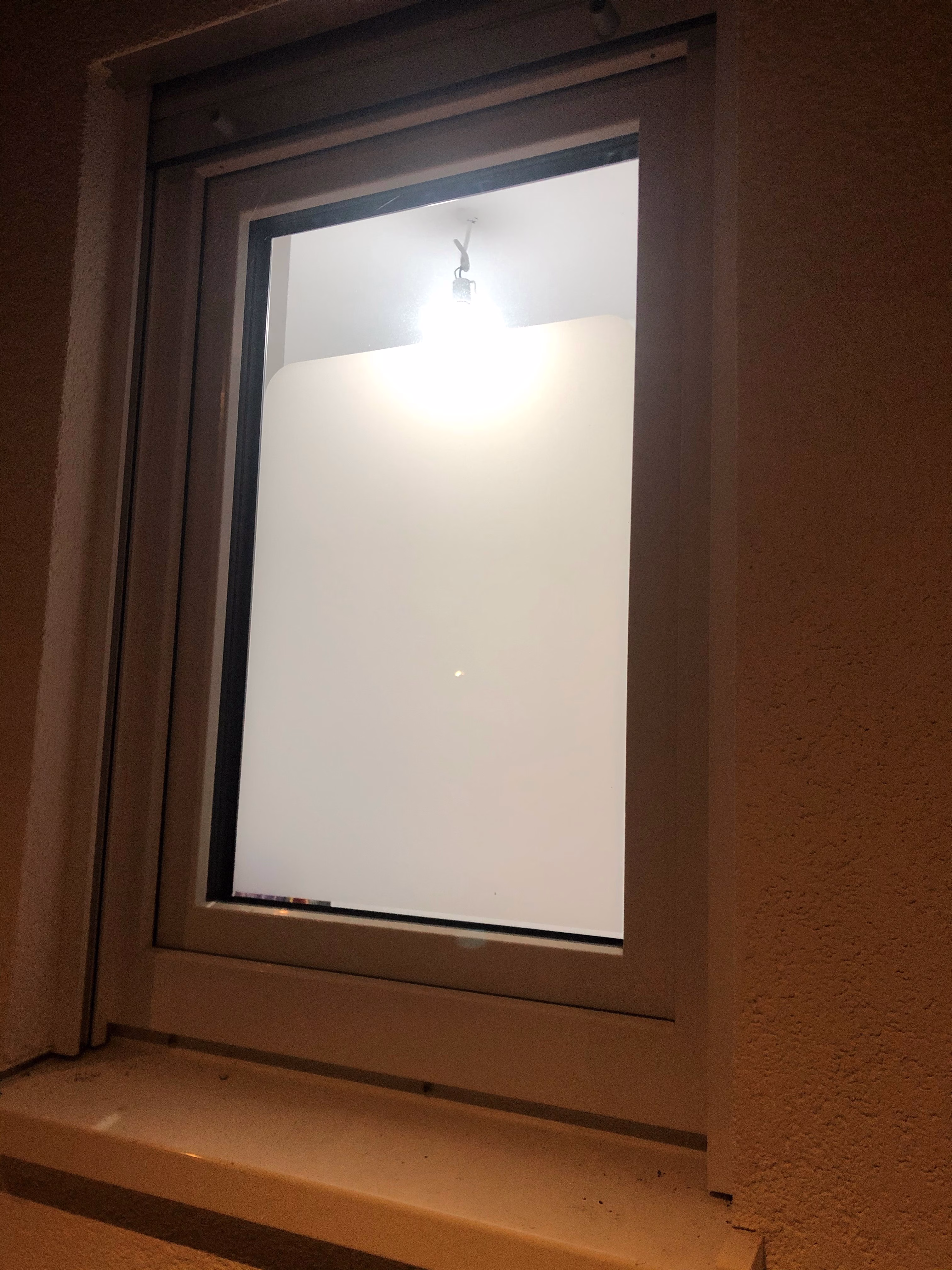 Fensterfolie weiß undurchsichtig bei Nacht verhindert Einblicke