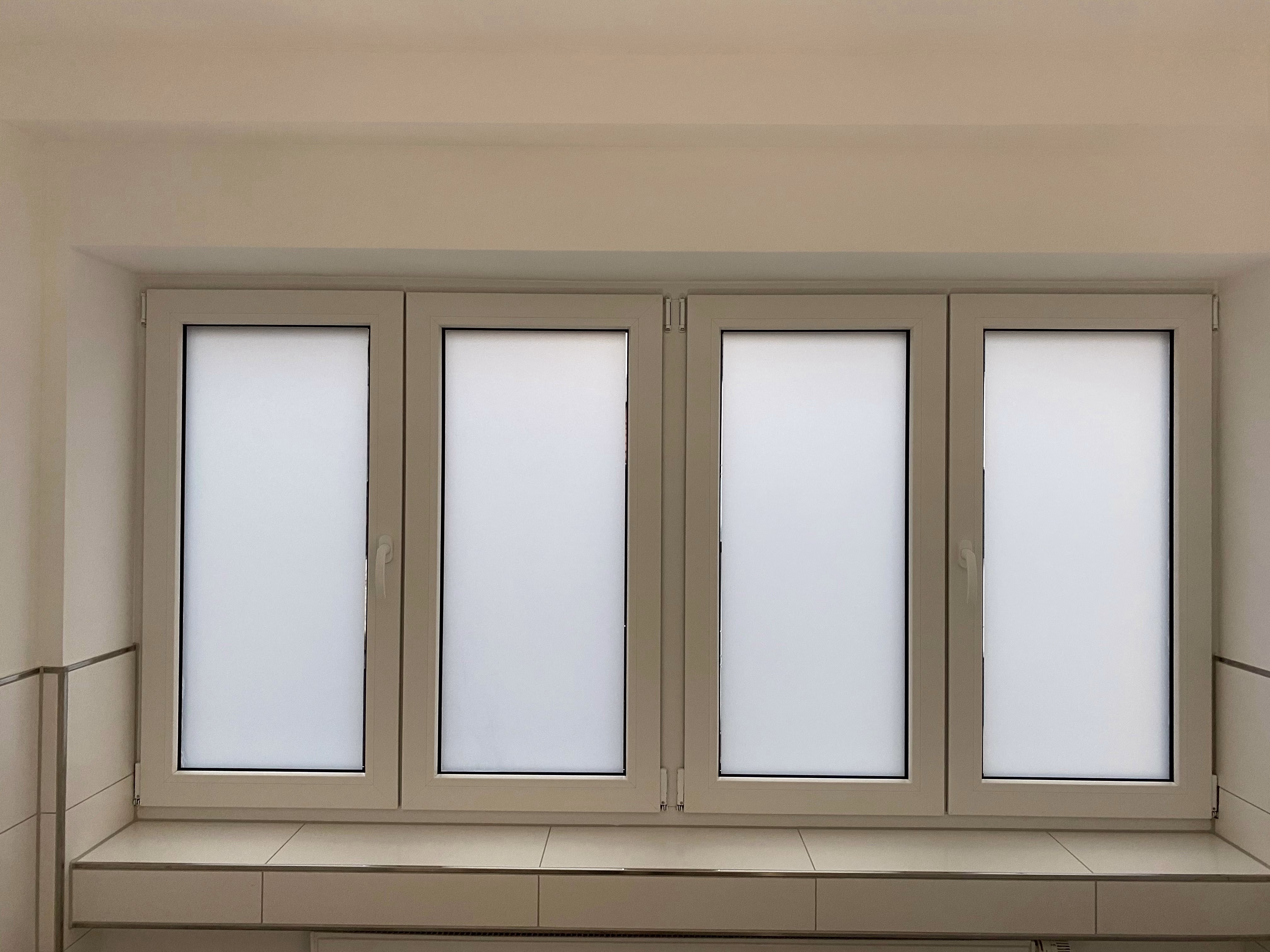 Perfekter Sichtschutz durch weiß matte Fensterfolie am Tag