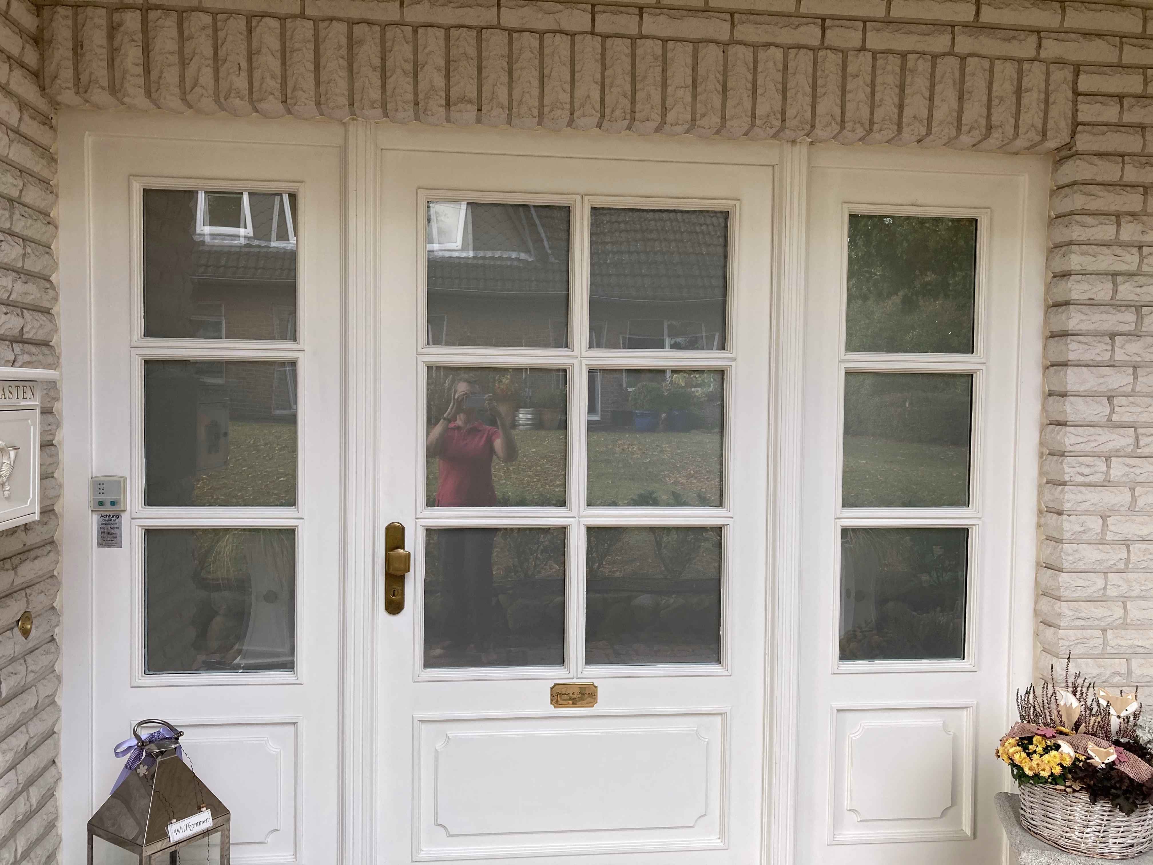 Außenansicht von Sichtschutzfolien auf Türfenstern