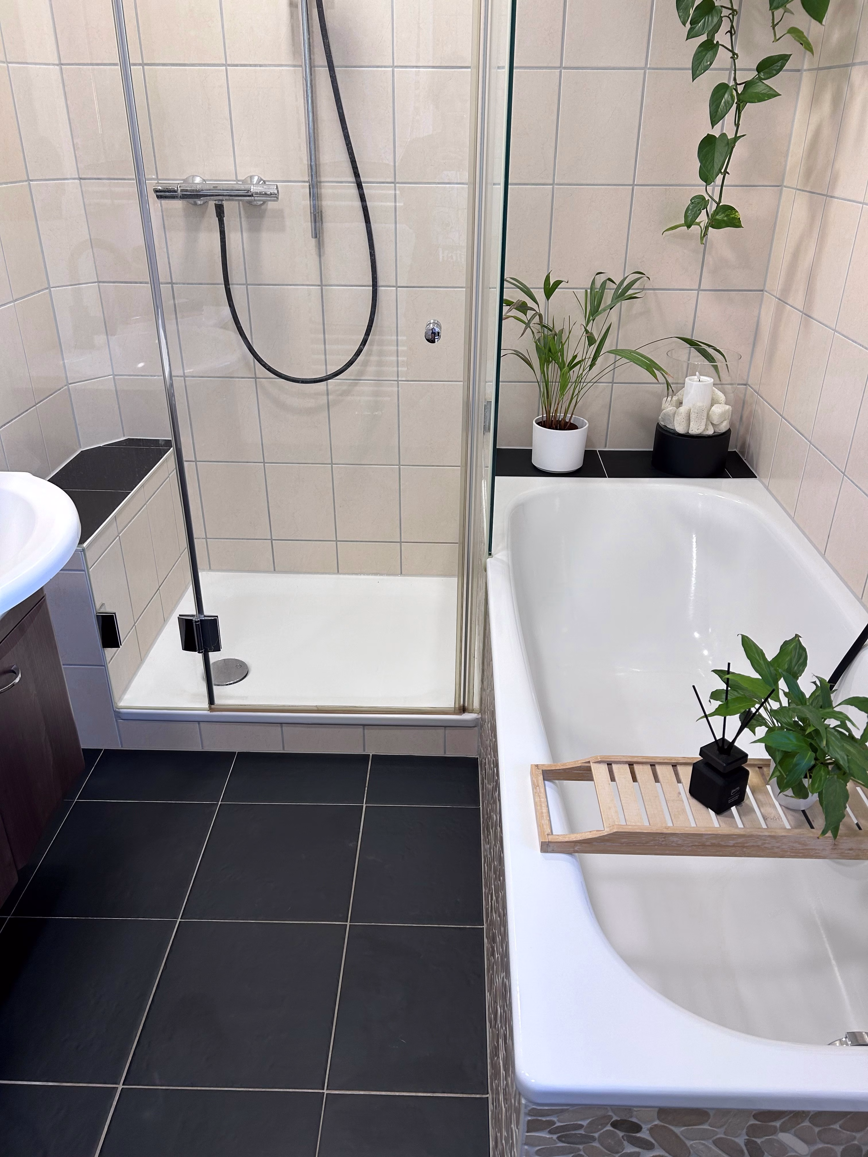 Fliesenfolie, schwarzes Holz