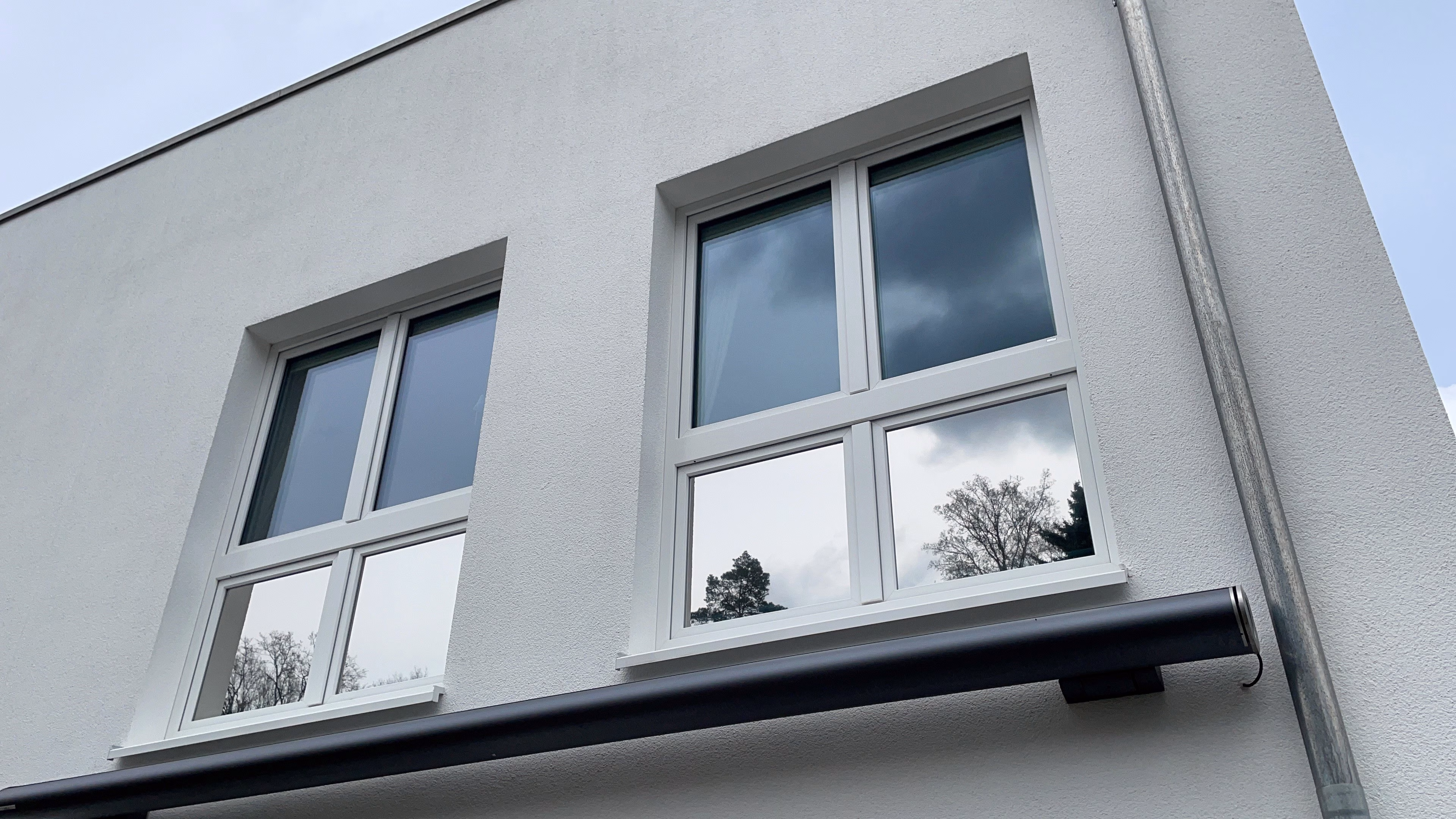 Sonnenschutzfolie mittel stark auf den unteren Fensterelementen