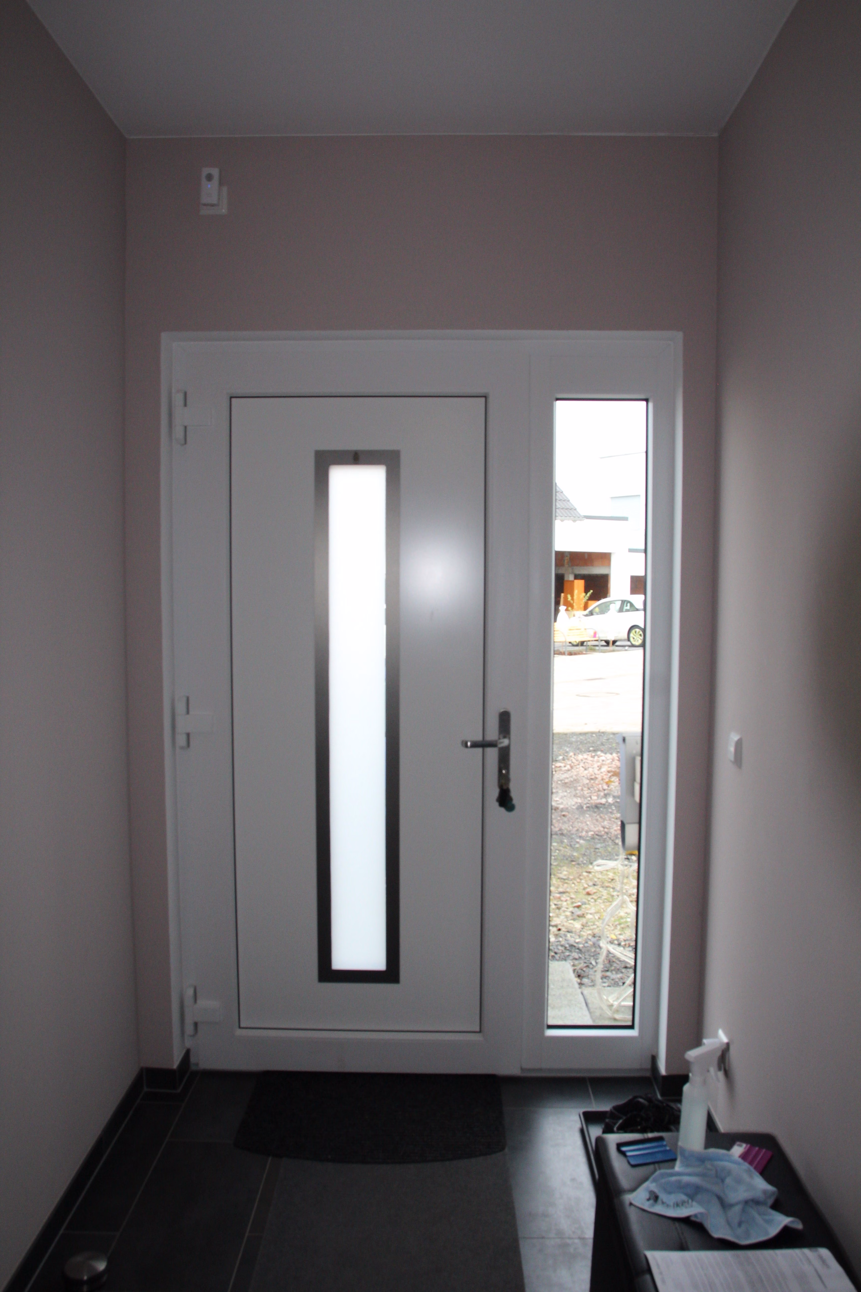 Fenster in einer Haustür mit Sichtschutz versehen