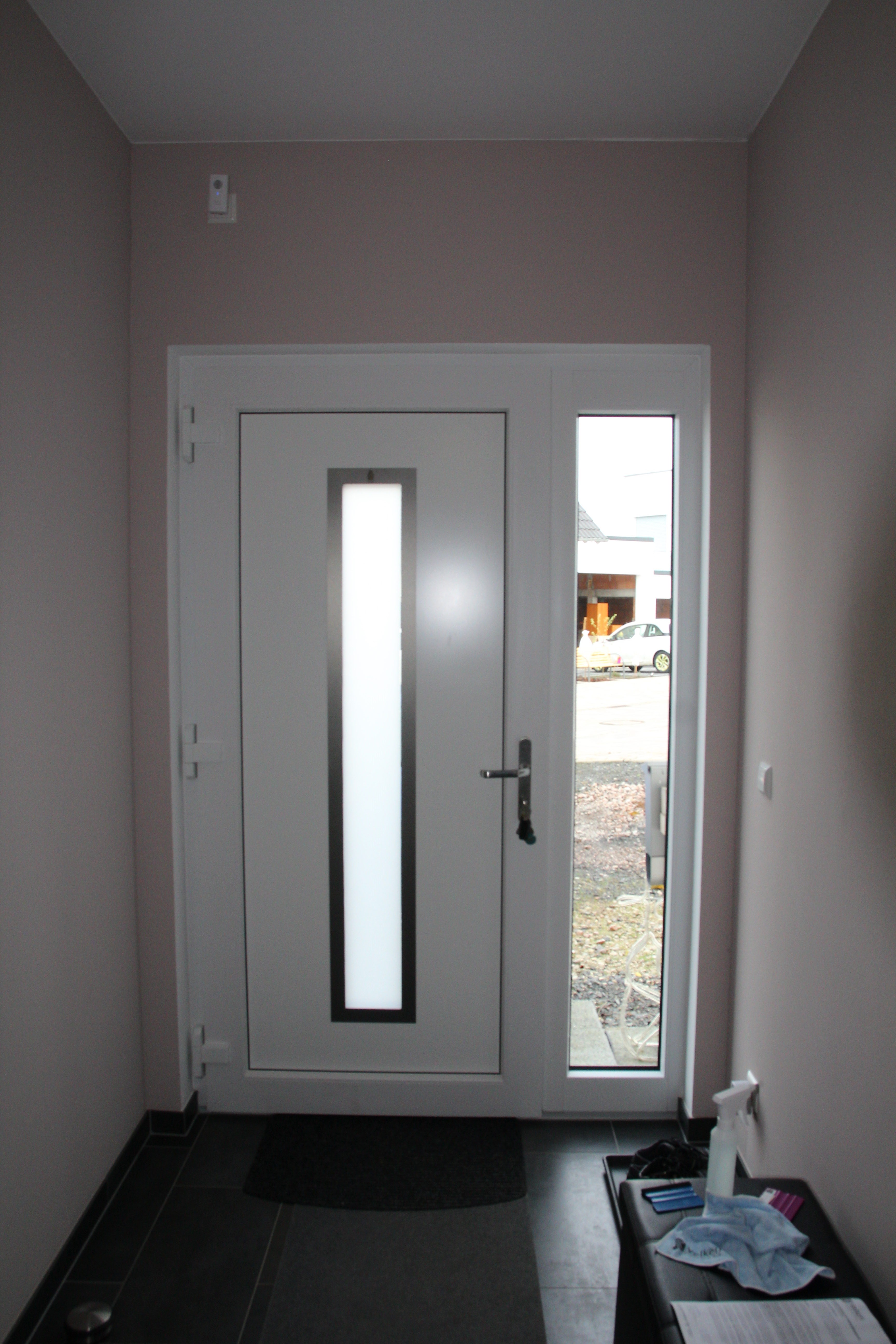 Fenster in einer Haustür mit Sichtschutz versehen