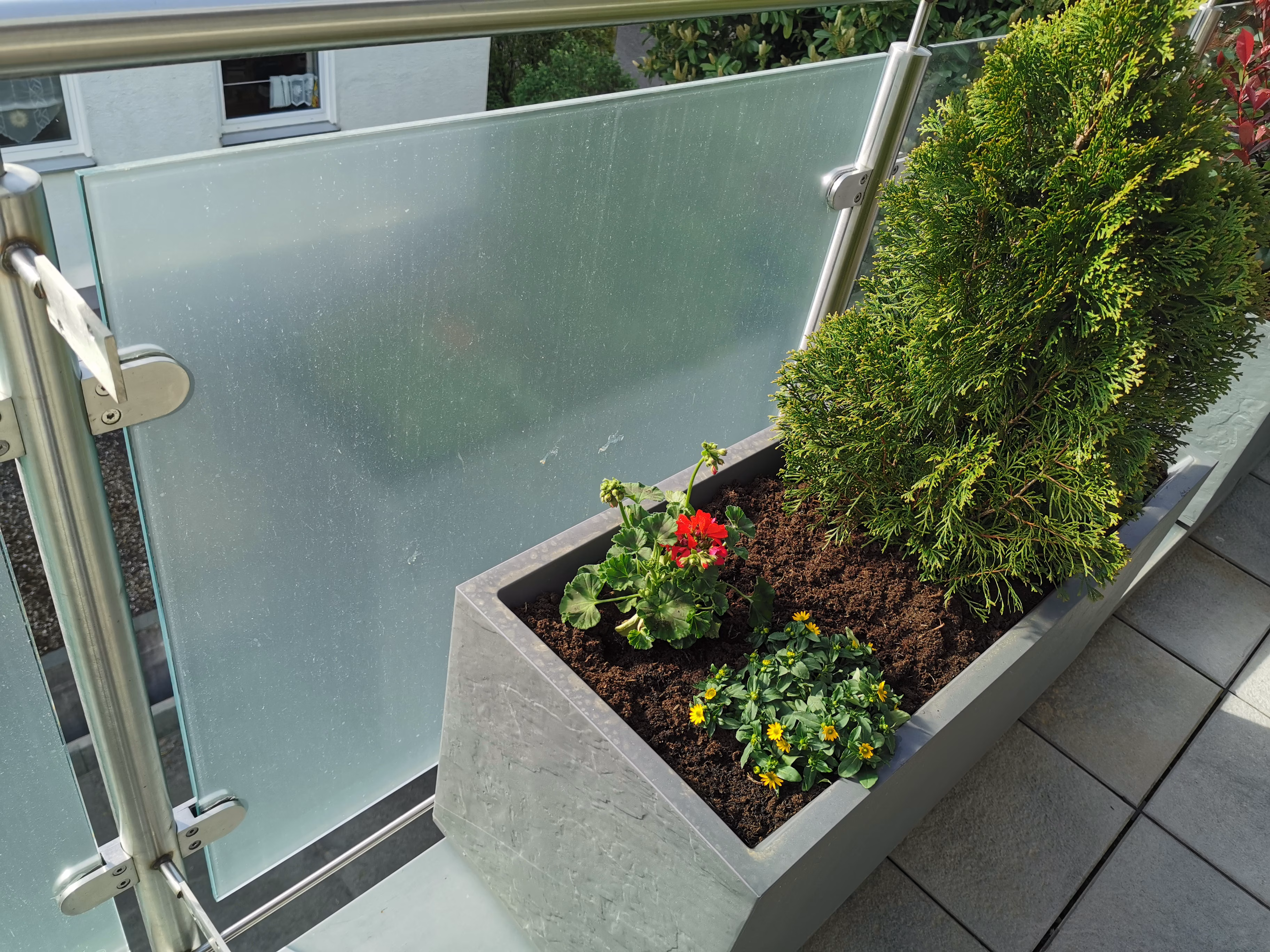 Balkonbrüstung aus Glas mit transparenter Sichtschutzfolie