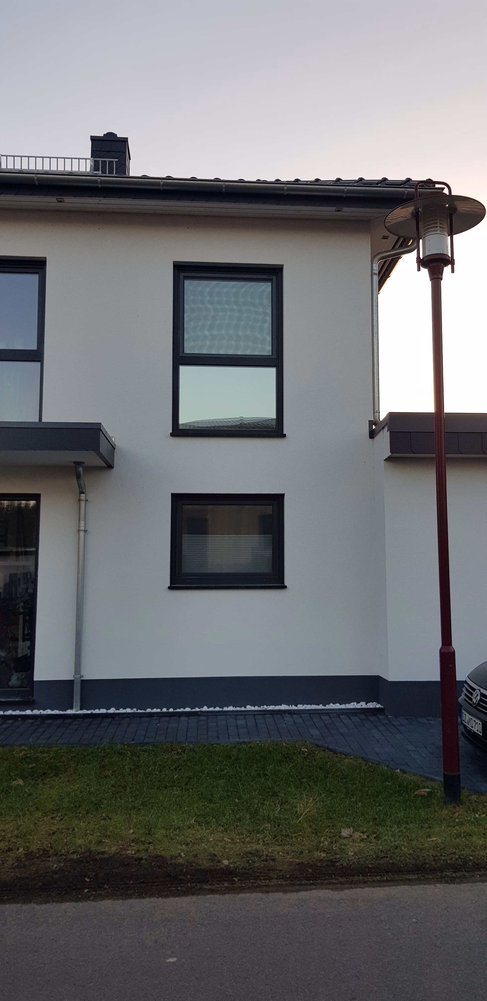 verspiegelte Sichtschutzfolie silber dunkel auf einem geteiltem Fenster