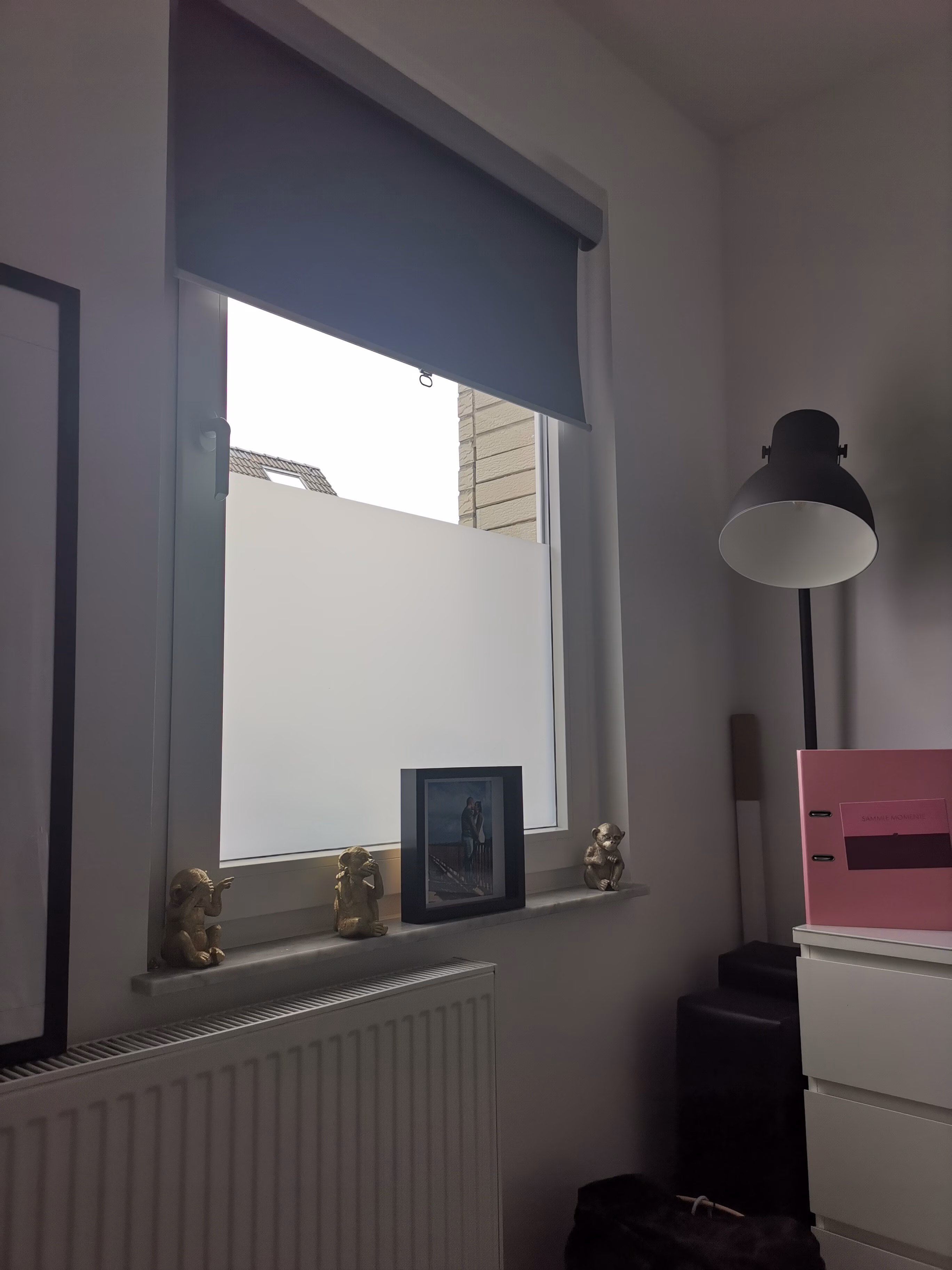 Halb foliertes Fenster mit Milchglasfolie