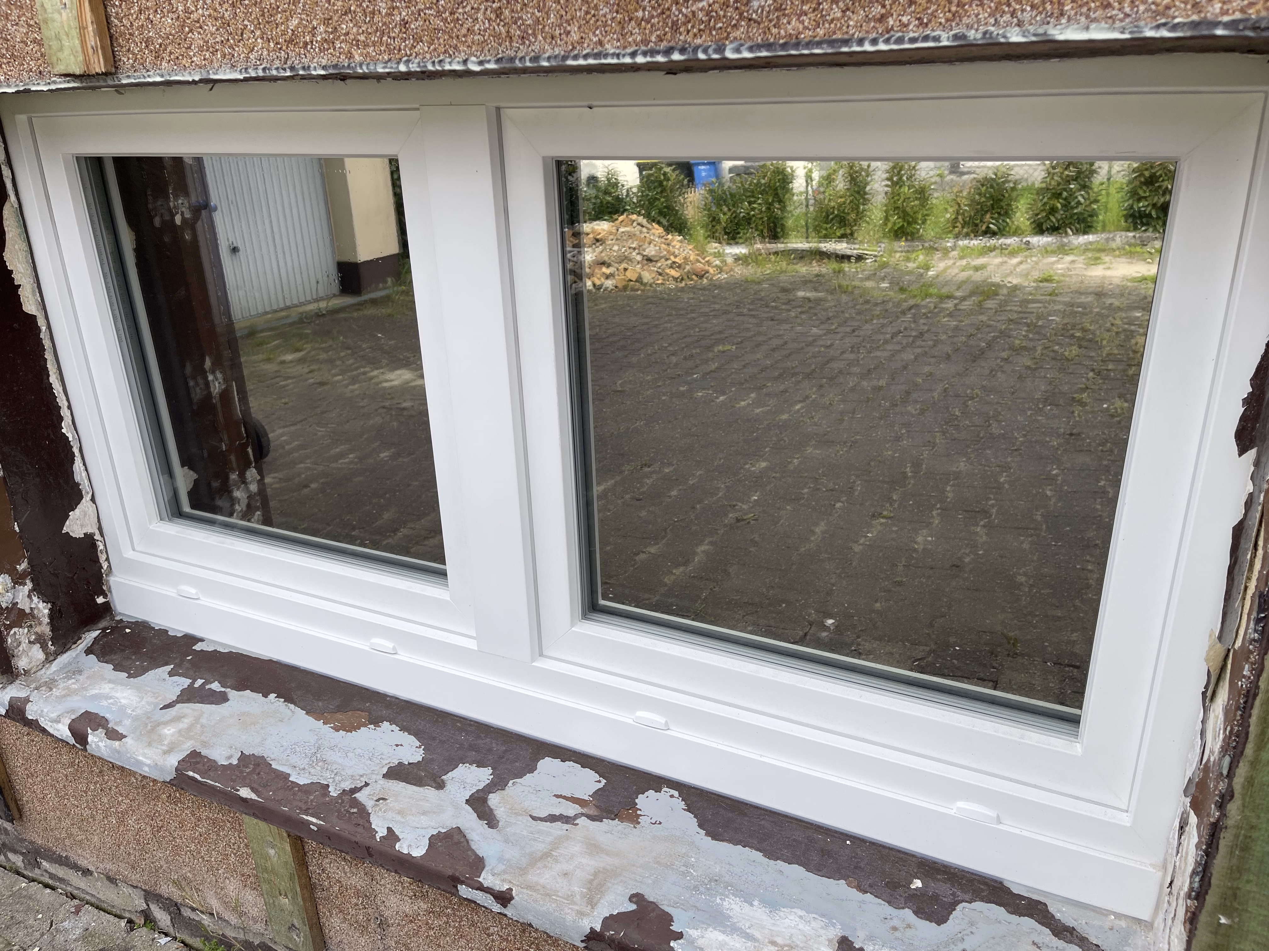 verspiegelte Fensterfolie auf einem Kellerfenster