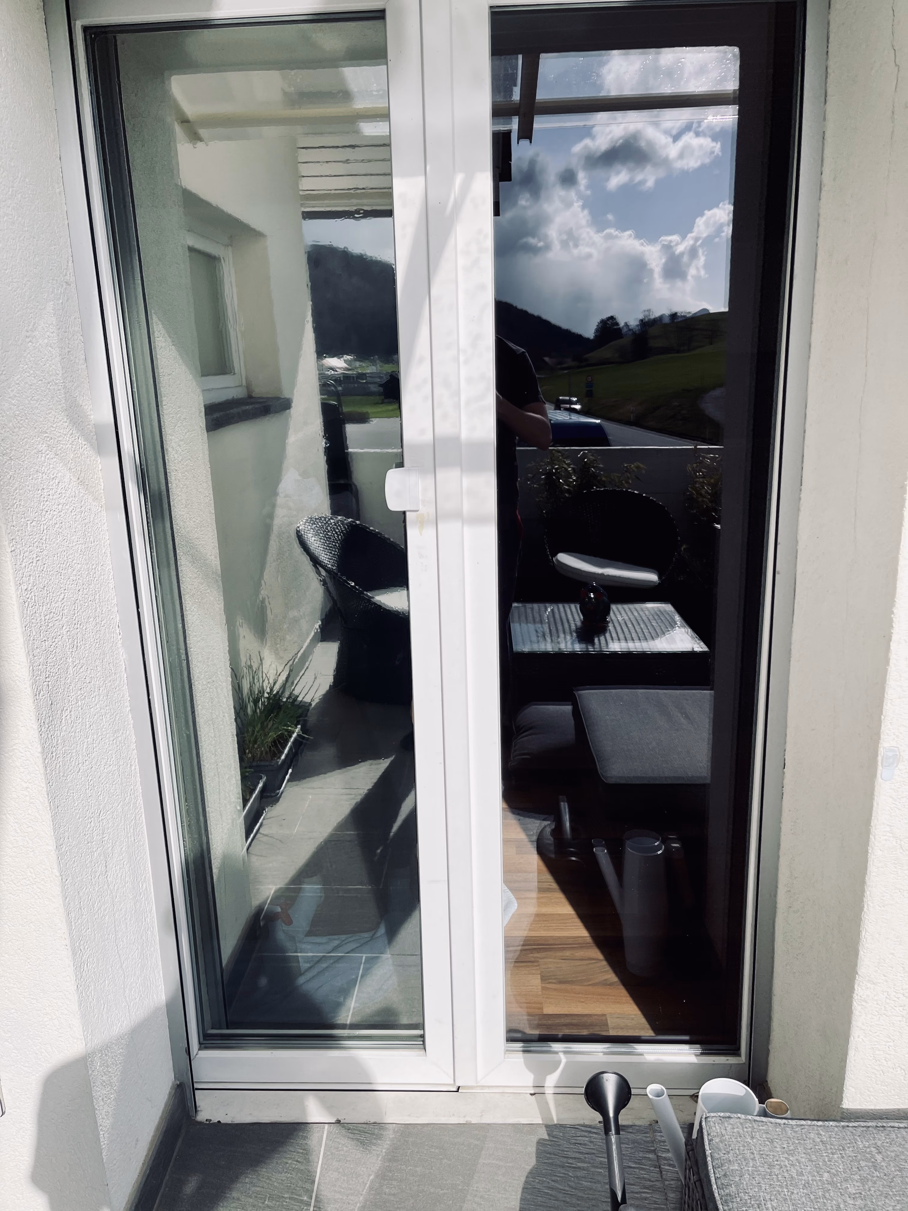 Spiegelfolie silber dunkel verspiegelt auf einer Balkontür