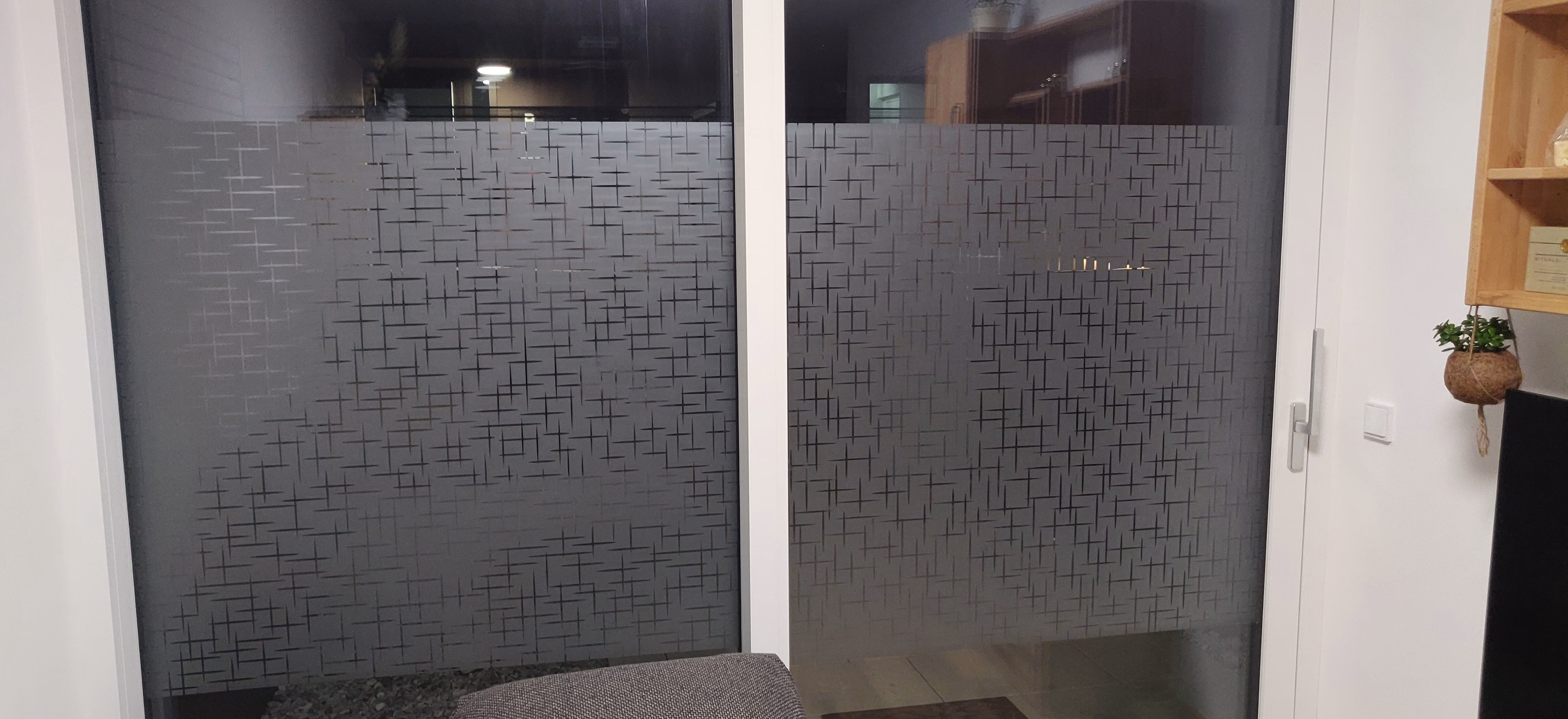 Fensterfolie Kreuzdesign auf einer Balkontür