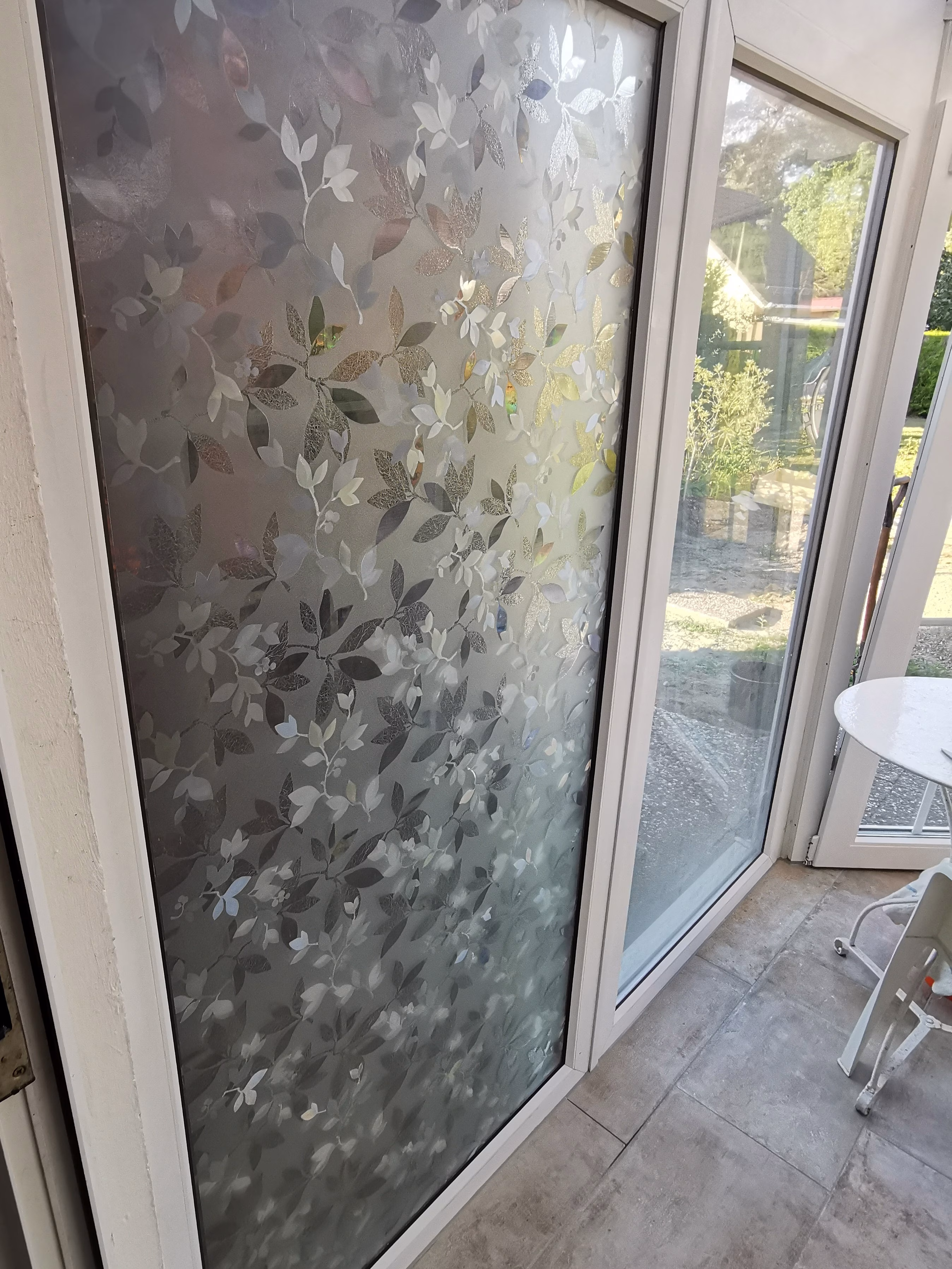 klebefreie Sichtschutzfolie mit geprägten Blättern