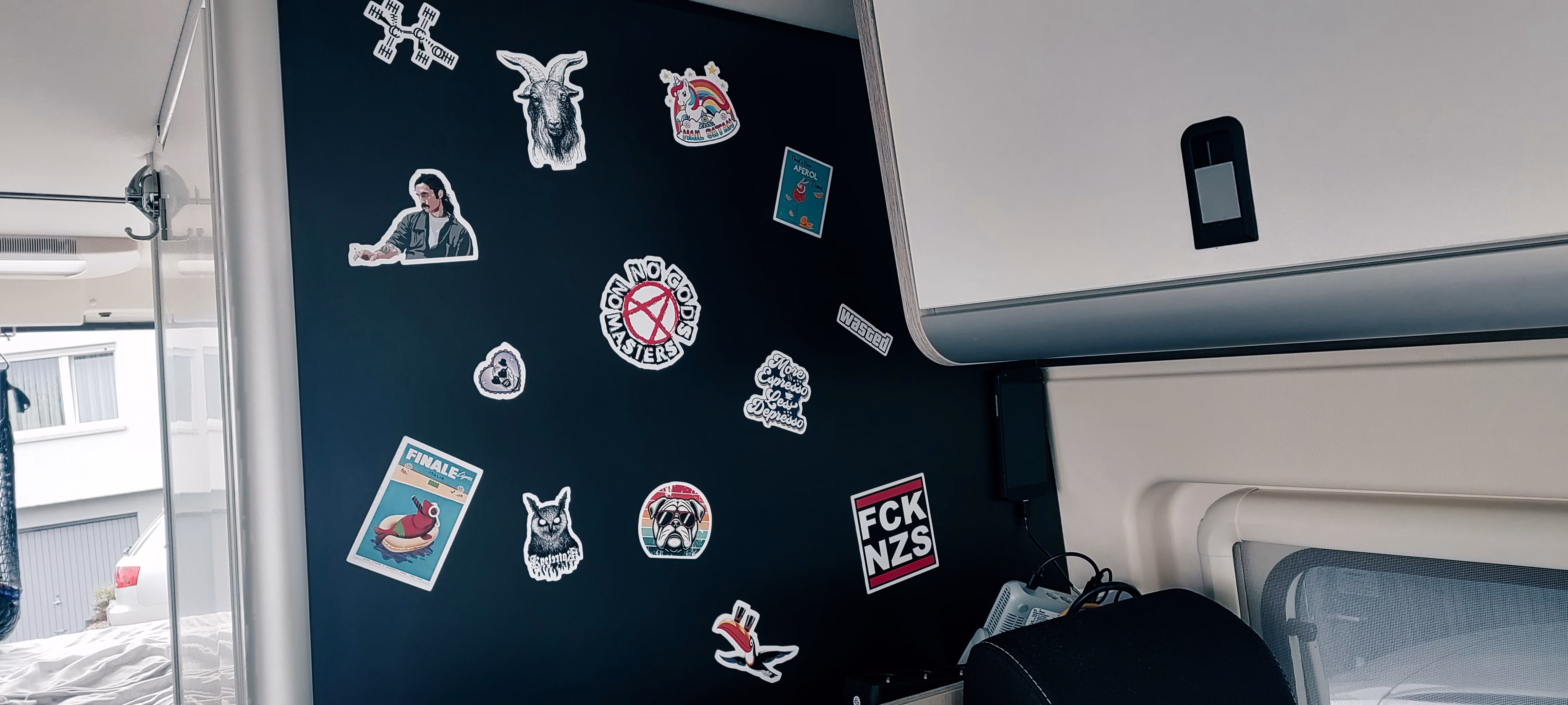 Wohnmobil Wand mit magnethaftender Eisenfolie in schwarz