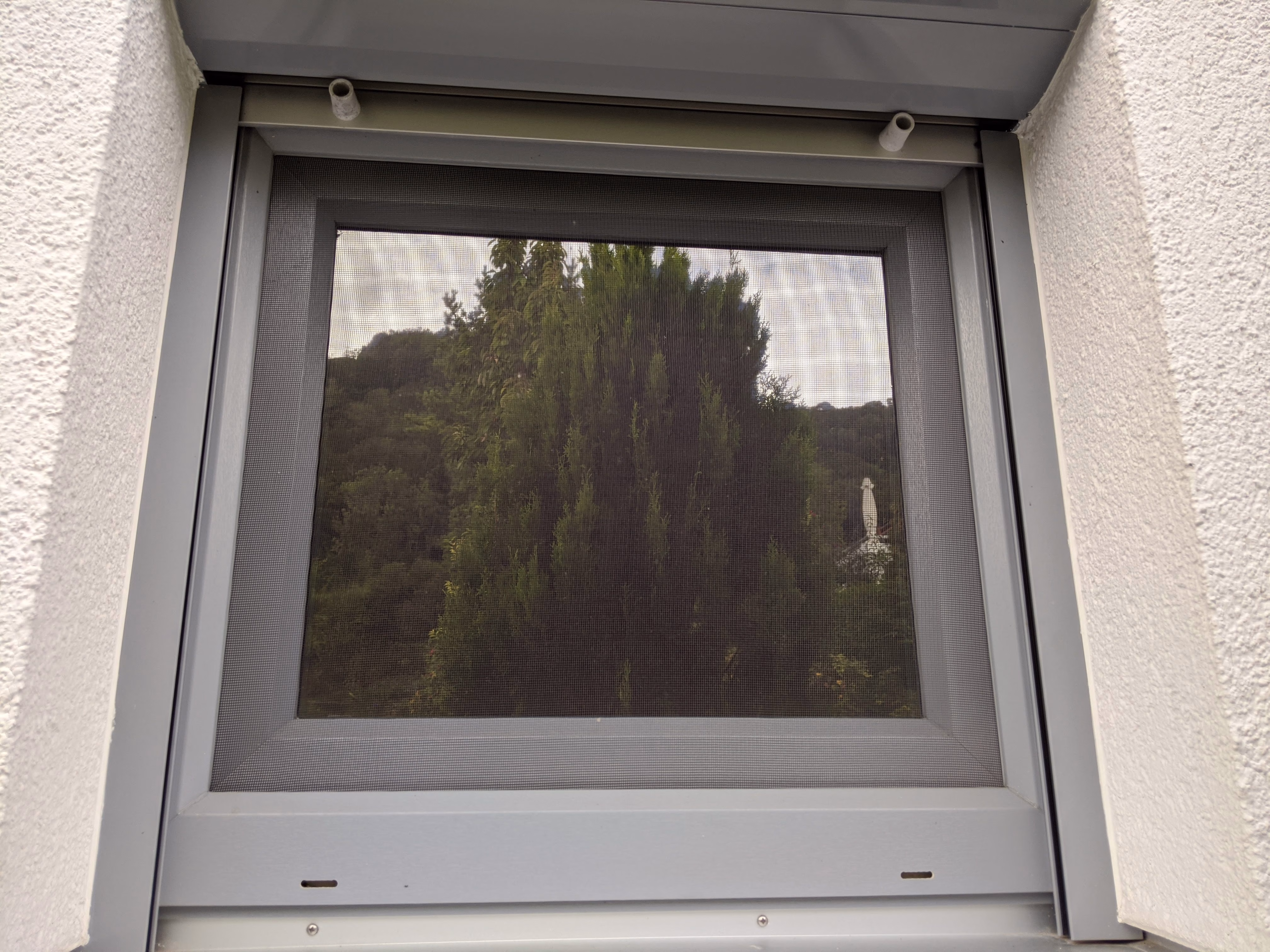 Außenansicht einer mittleren Sonnenschutzfolie hinter einem Fliegengitter