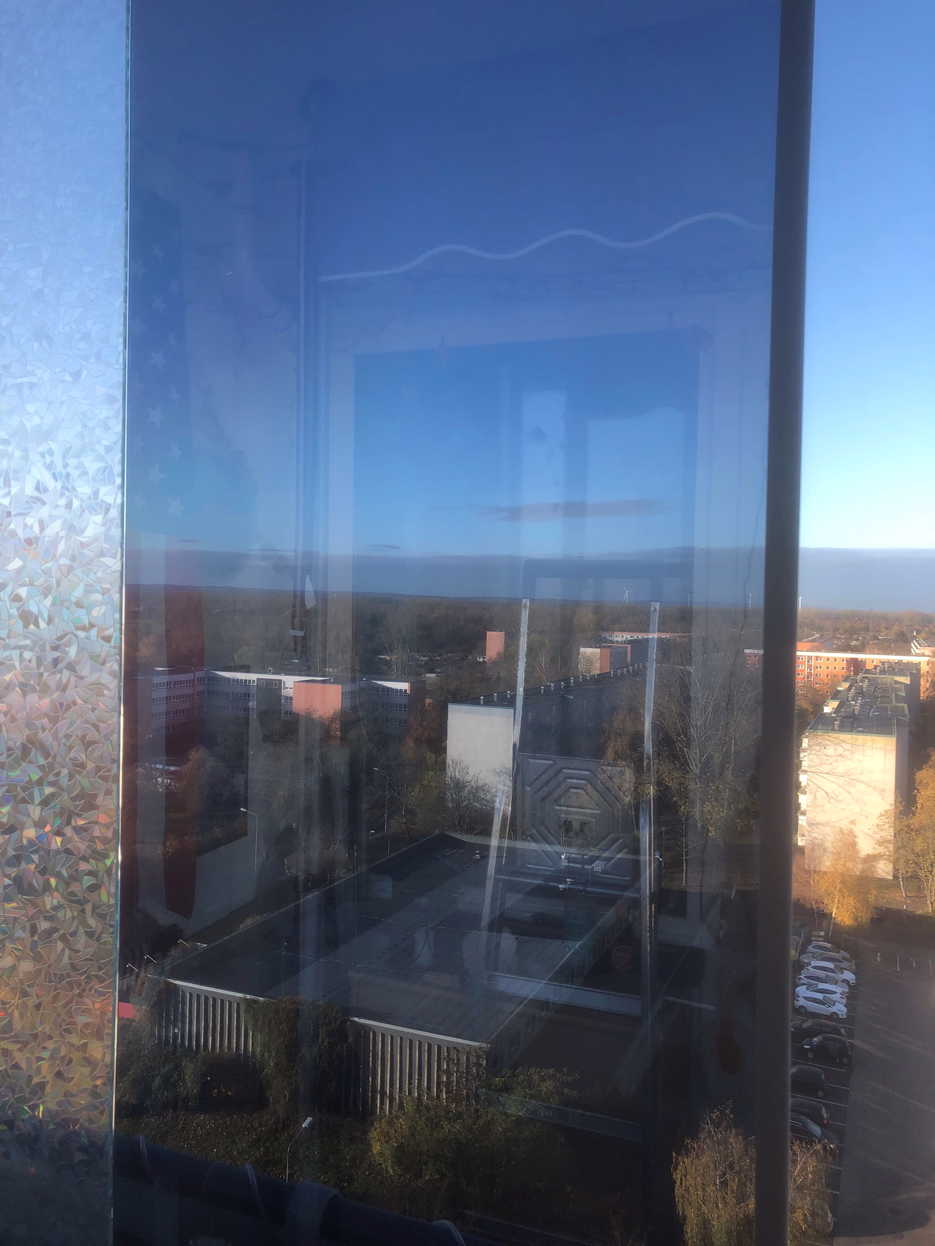 Selbstklebende Spiegelfolie auf der Innenseite einer Balkonverglasung angebracht.