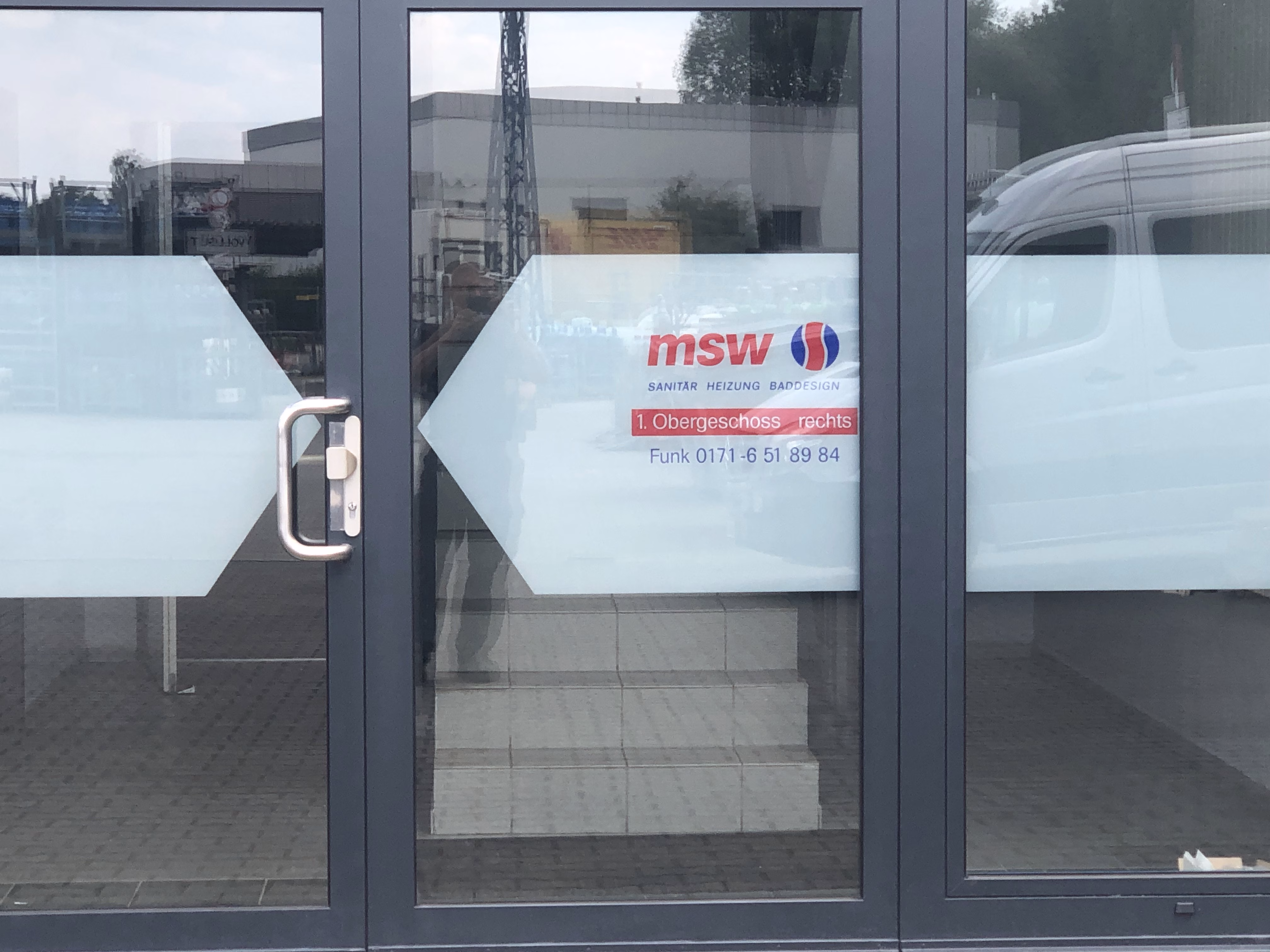 Milchglasfolie hinter einer Werbung