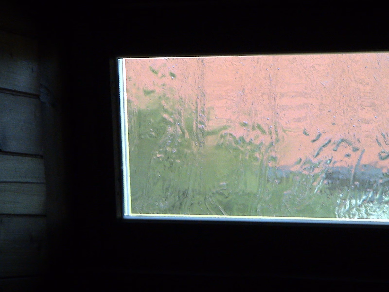 Sonnenschutzfolie bronze dunkel verspiegelt an einer Glasscheibe