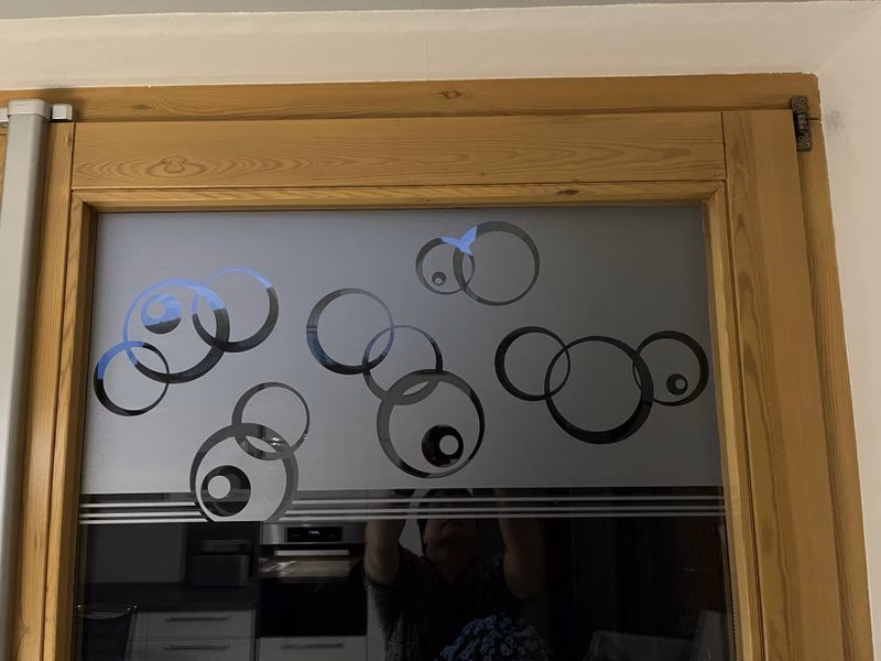 Bubbleeyes Glasdekor am oberen Fensterrand