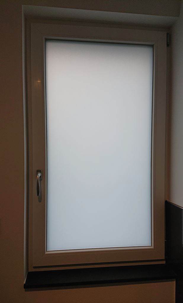 Opak weiße blickdichte Sichtschutzfolie im Bad