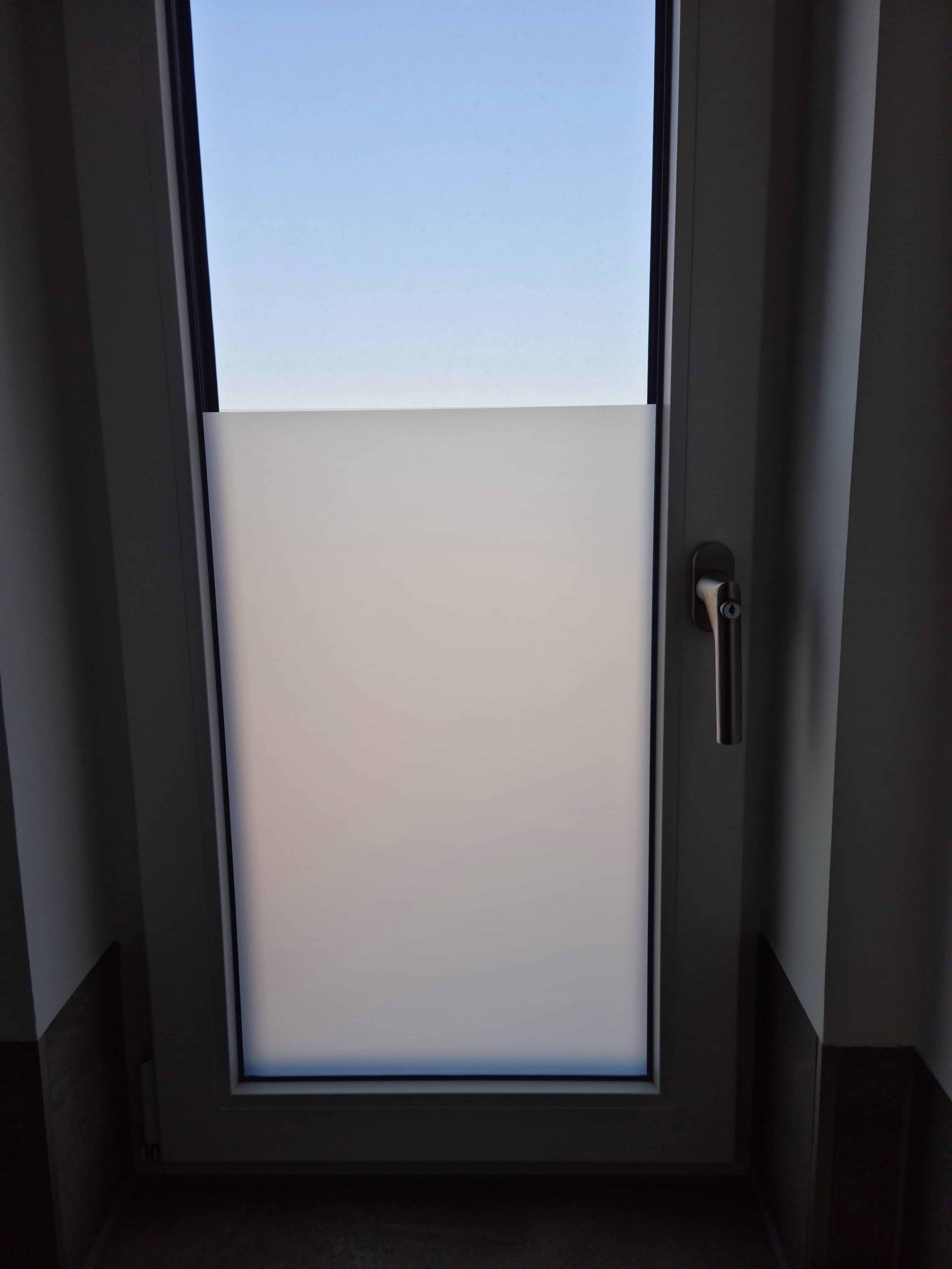 halbhoher Sichtschutz am Fenster mit Milchglasfolie