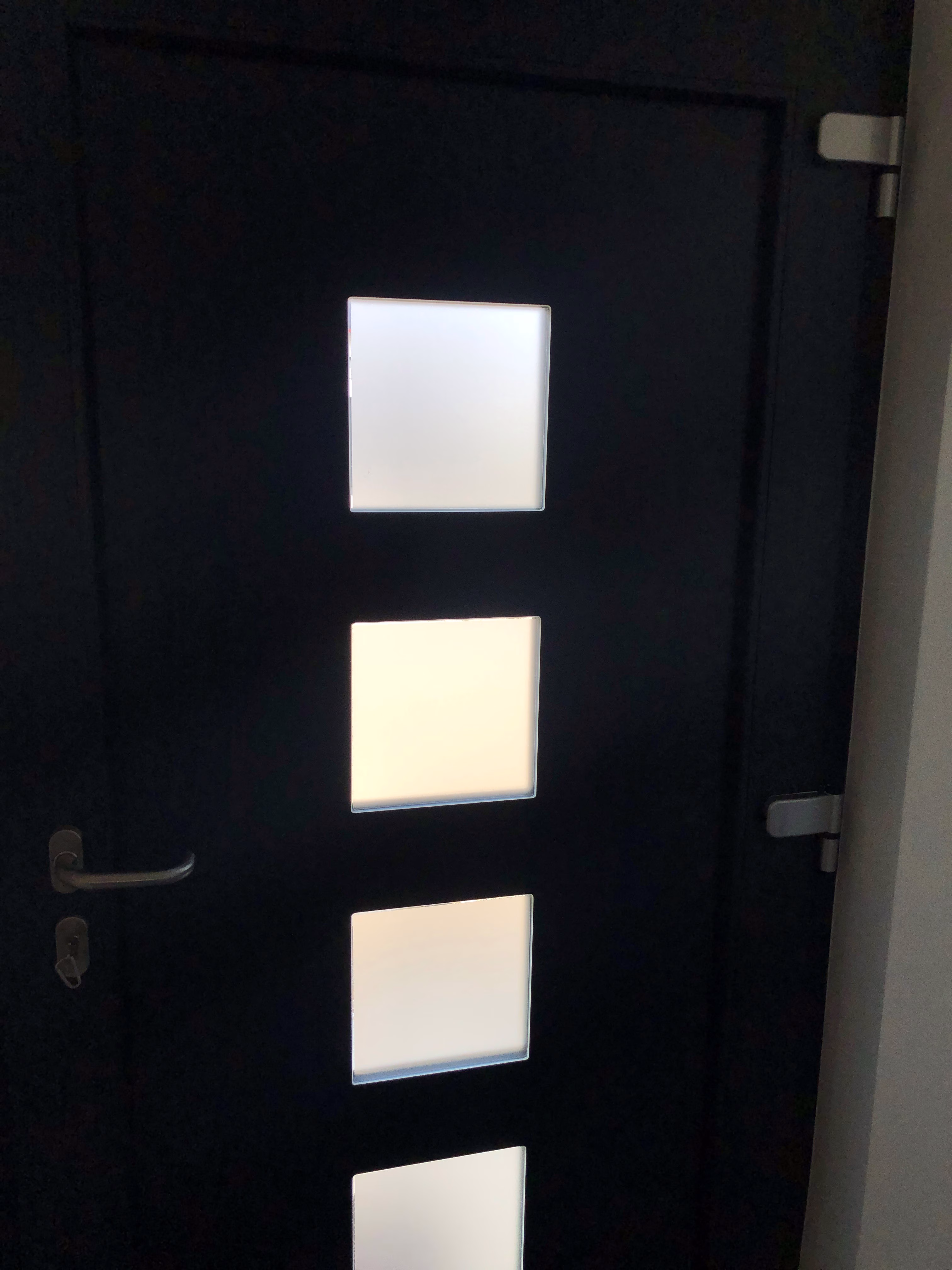 Sichtschutzfolie Ätzglasdesign weiß matt auf einer Haustür