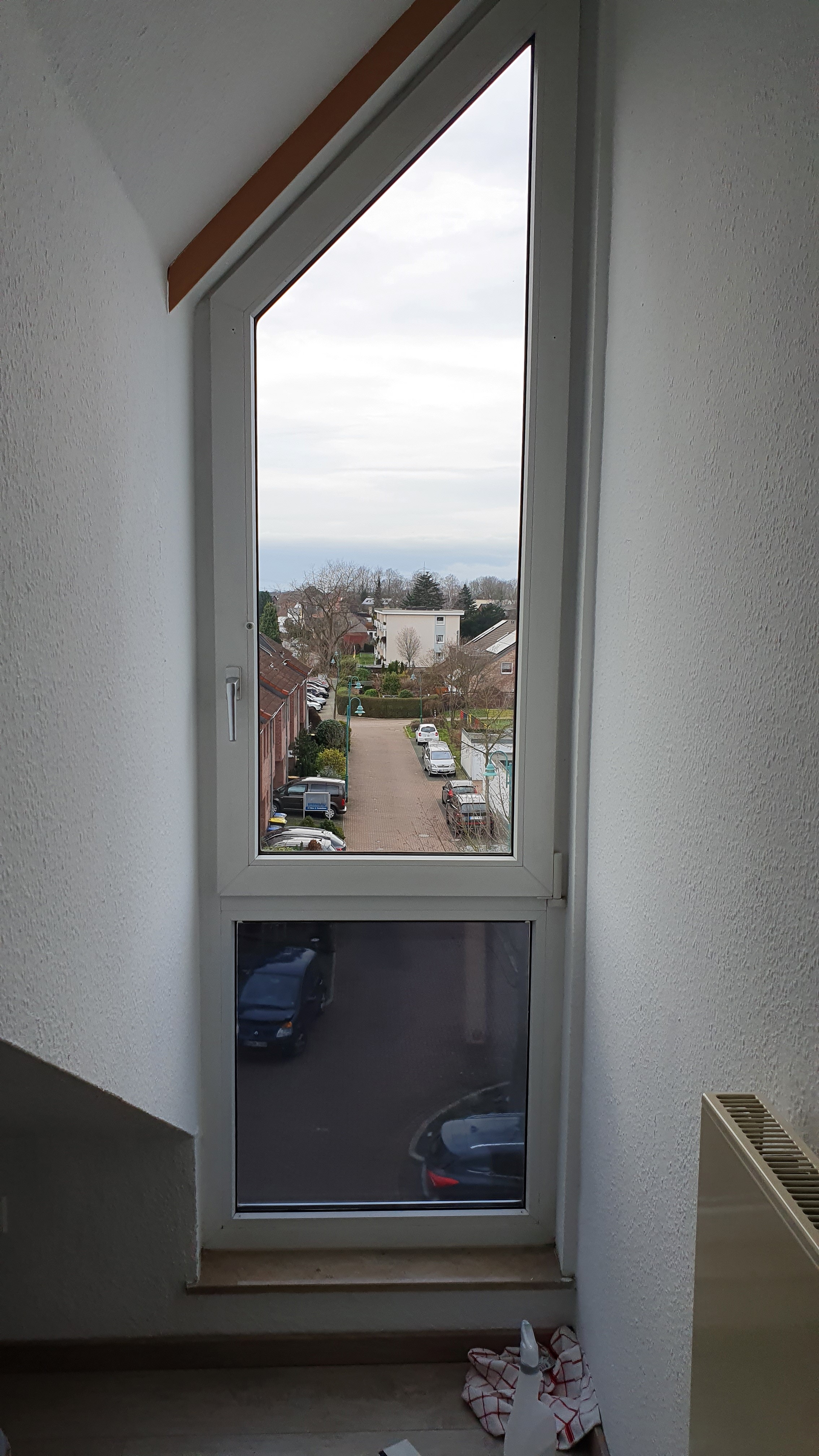 Kleberlose Sonnenschutzfolie bereits auf dem unteren Fenster im Schlafzimmer