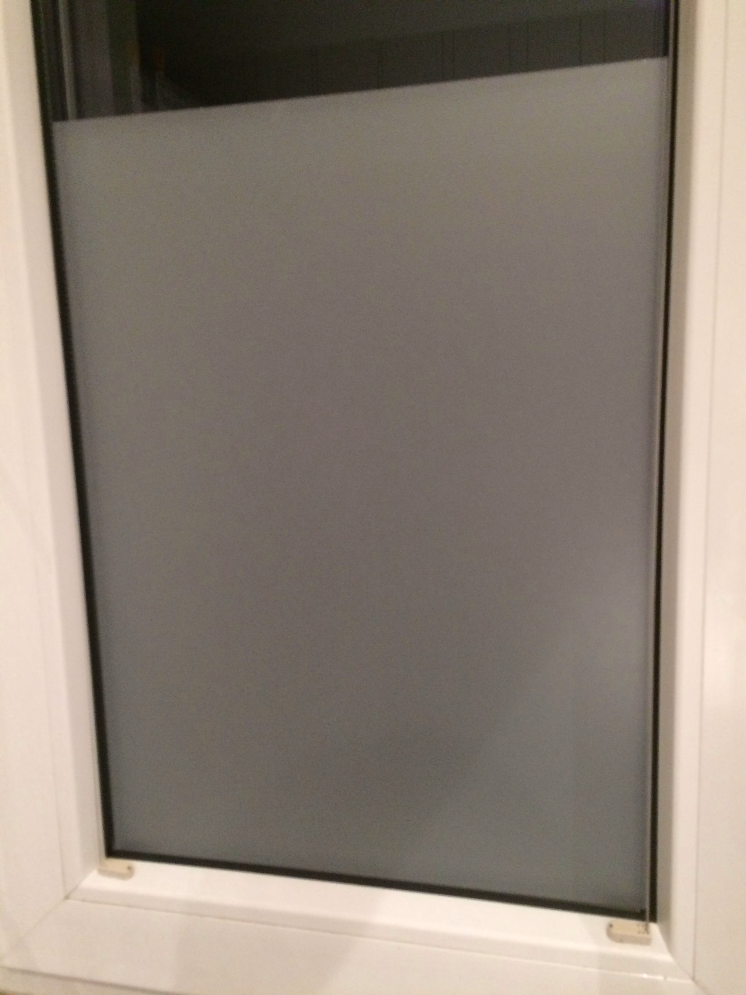 Fensterfolie in Milchglasoptik halbhoch foliert