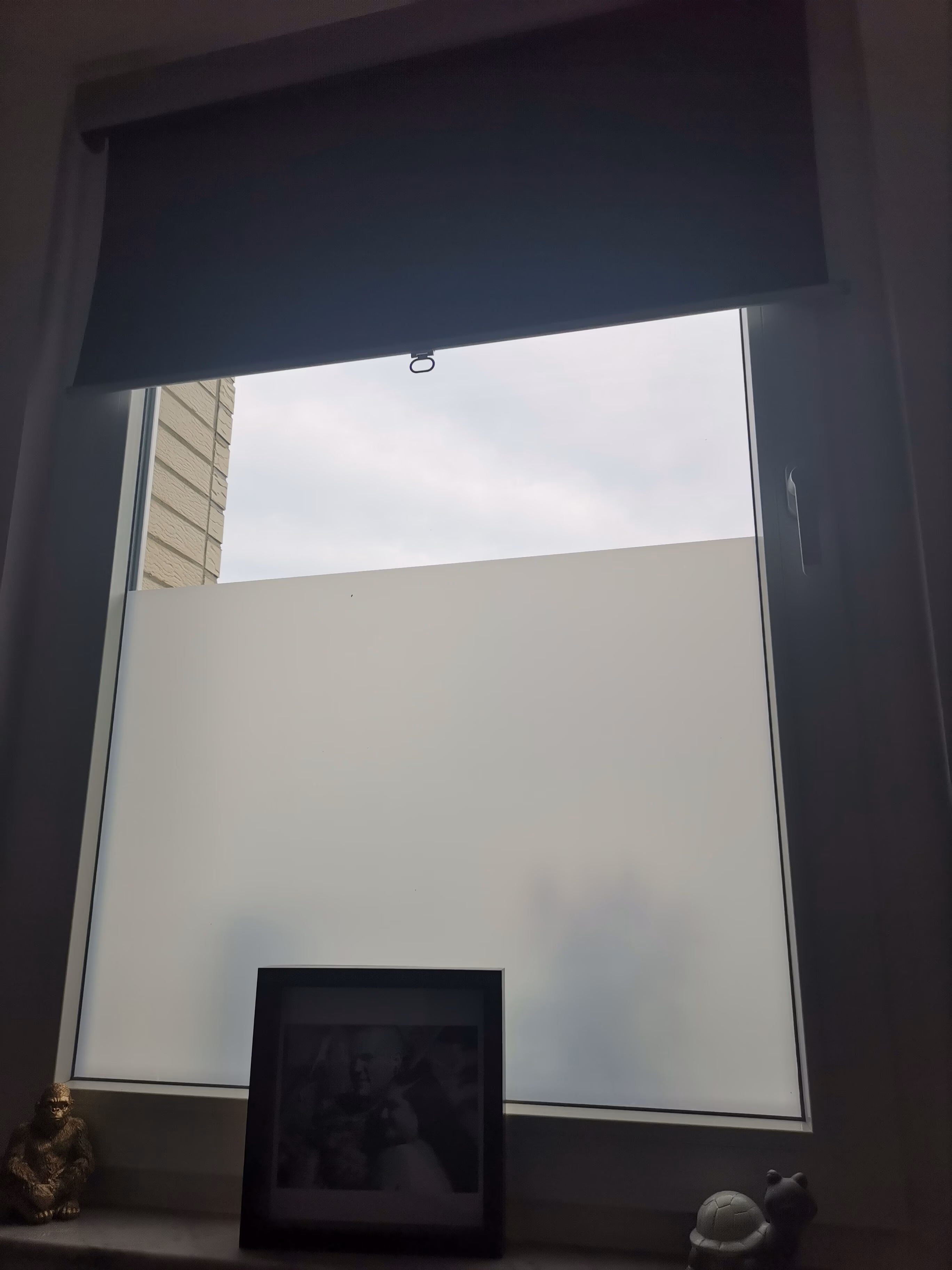 Fensterfolie in Milchglasoptik als halbhoher Sichtschutz