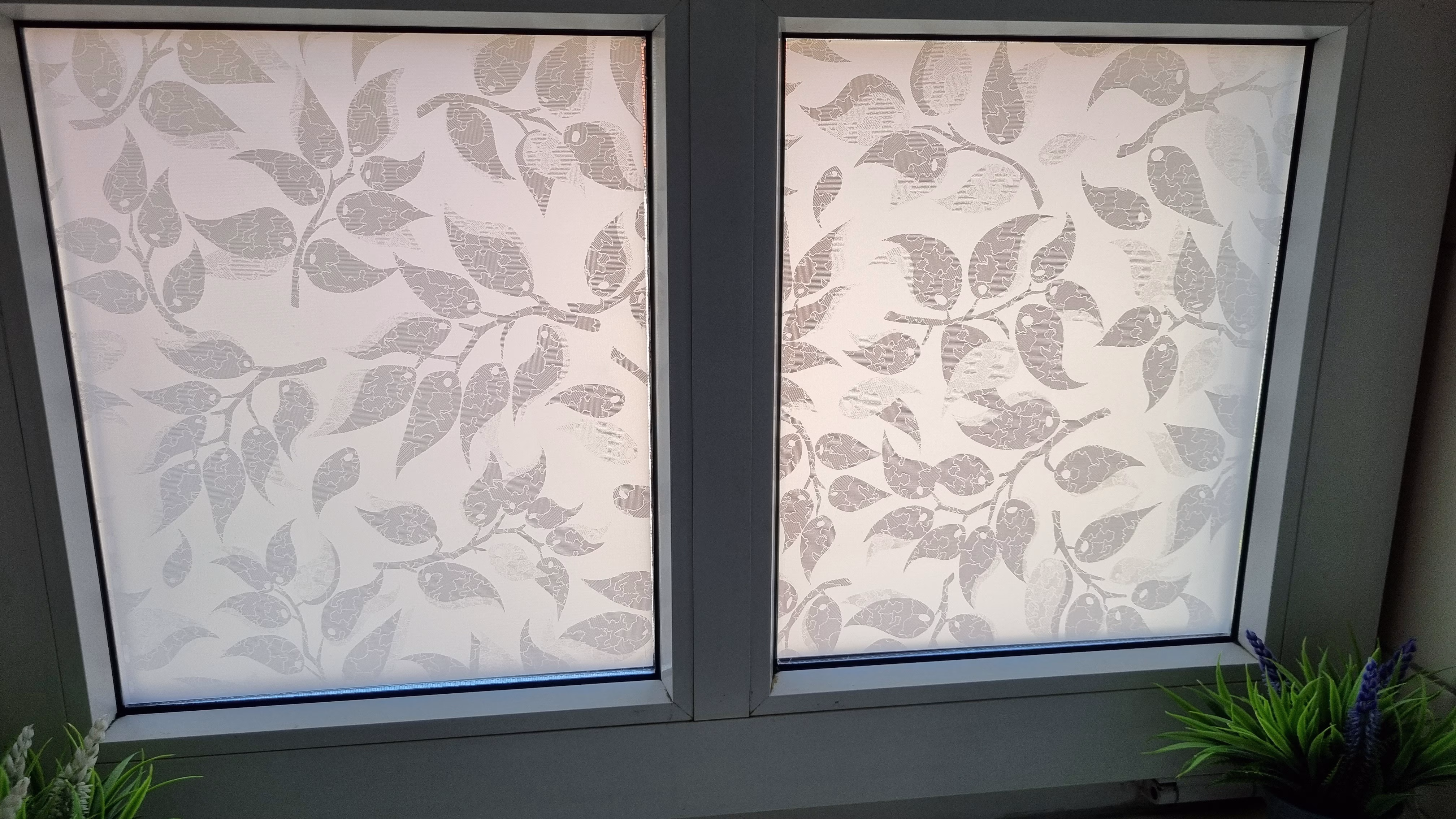 Fensterfolie weiß matt mit Blättern