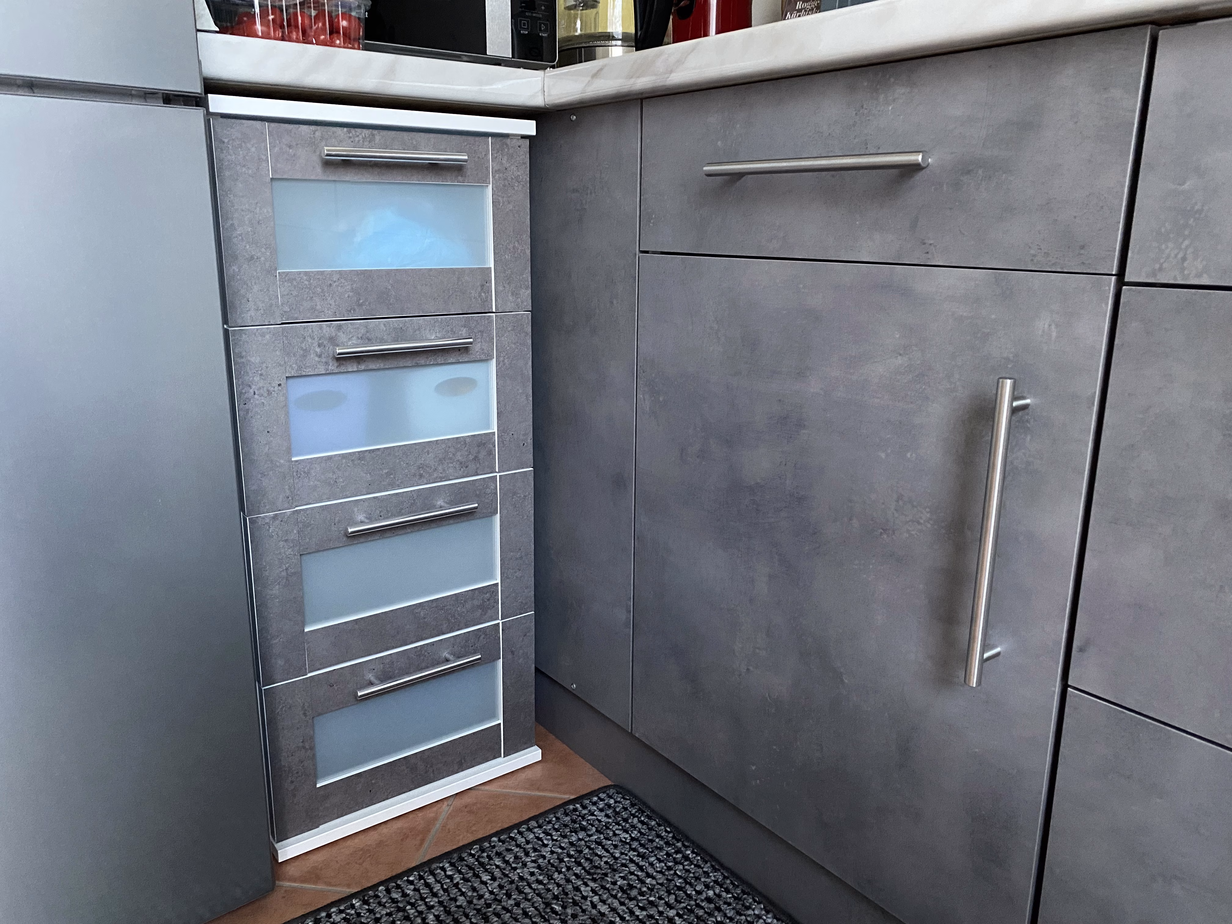 Küchenschränke mit selbtsklebender Möbelfolie in Betonoptik foliert