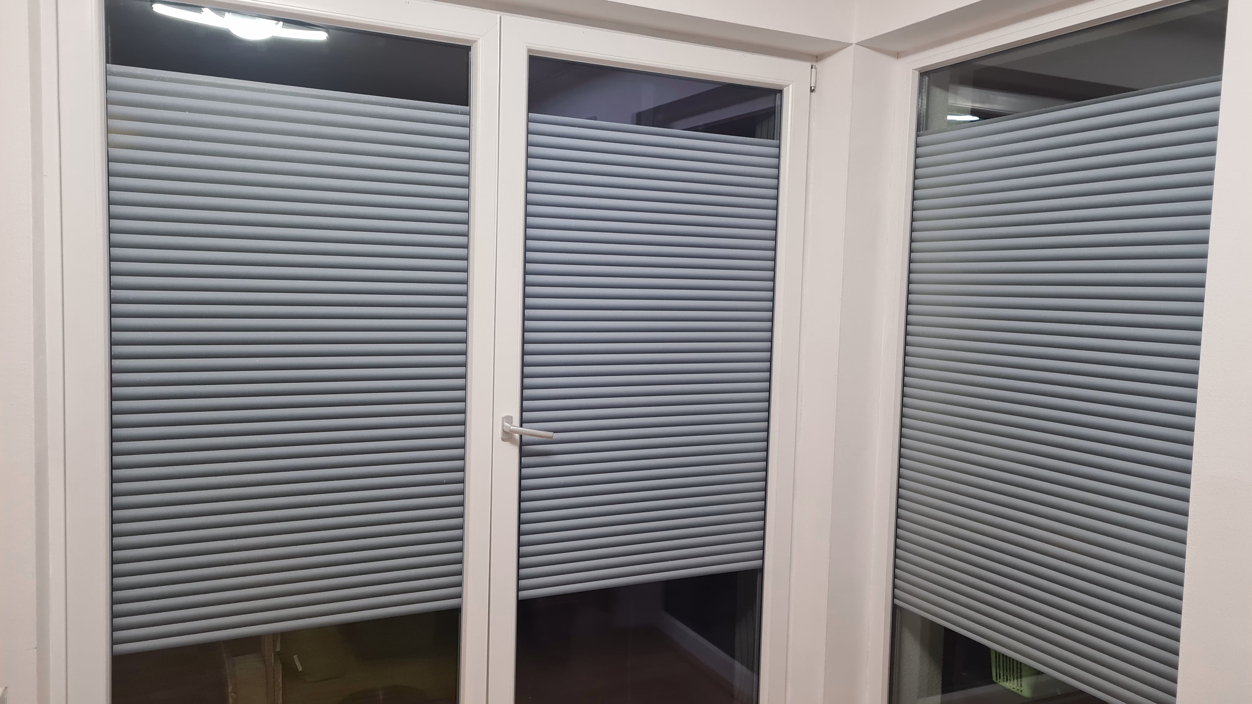 Selbsthaftende Fensterfolie weiß matten Streifen