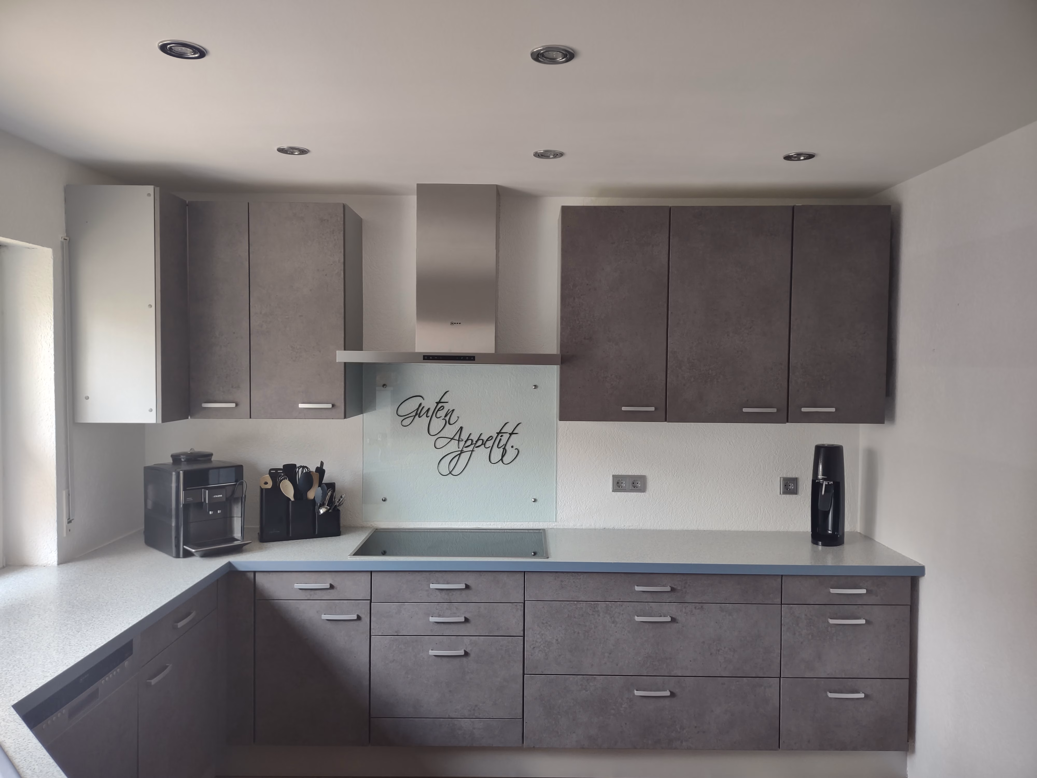 Küche renoviert mit Möbelfolie in Steinoptik