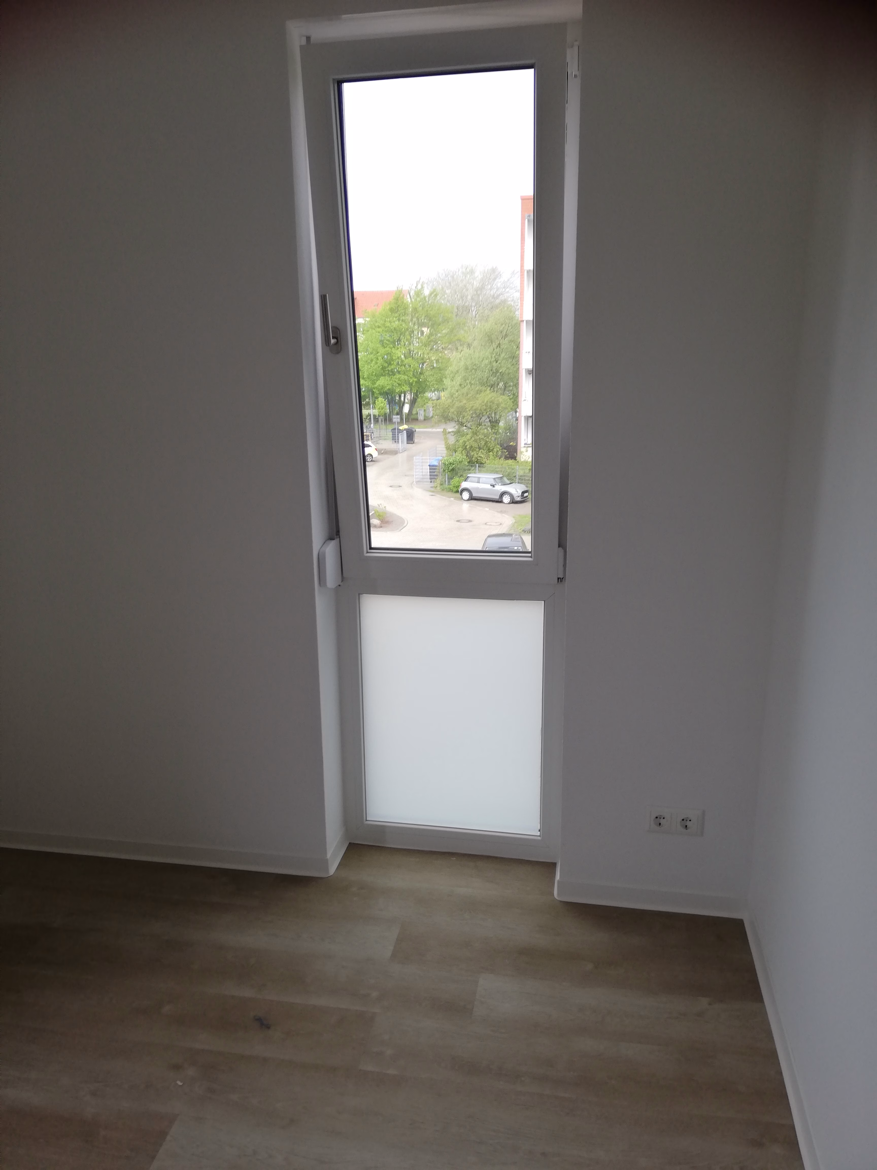 Fensterfolie in weiß matt auf dem feststehenden unterem Fenster