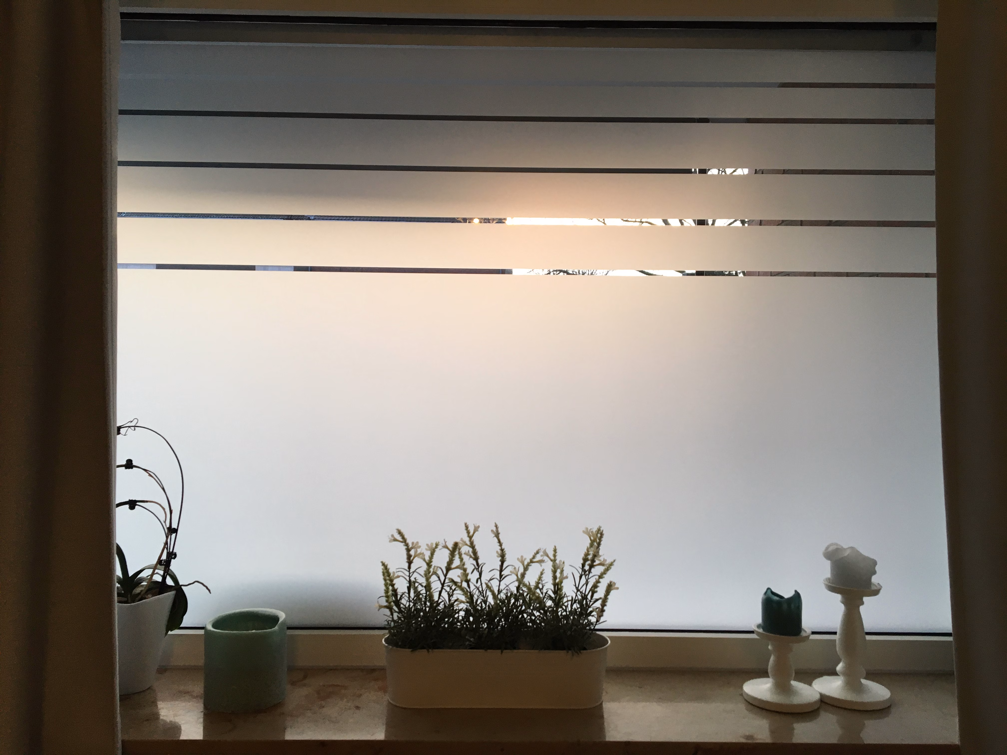 Weiß matte Sichtschutzfolie in Streifenoptik im Wohnzimmer
