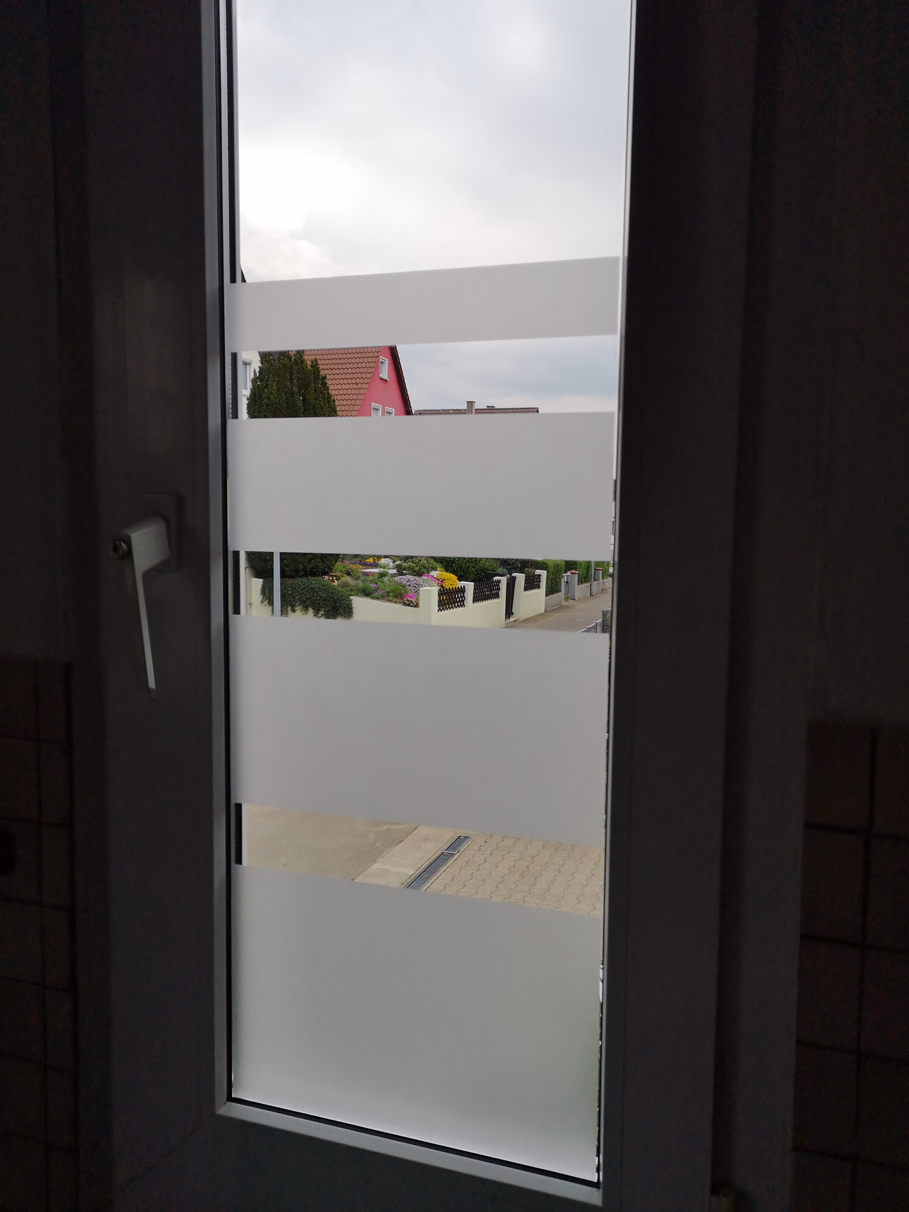 Sichtschutz mittels Streifenfolie auf einem schmalen Fenster
