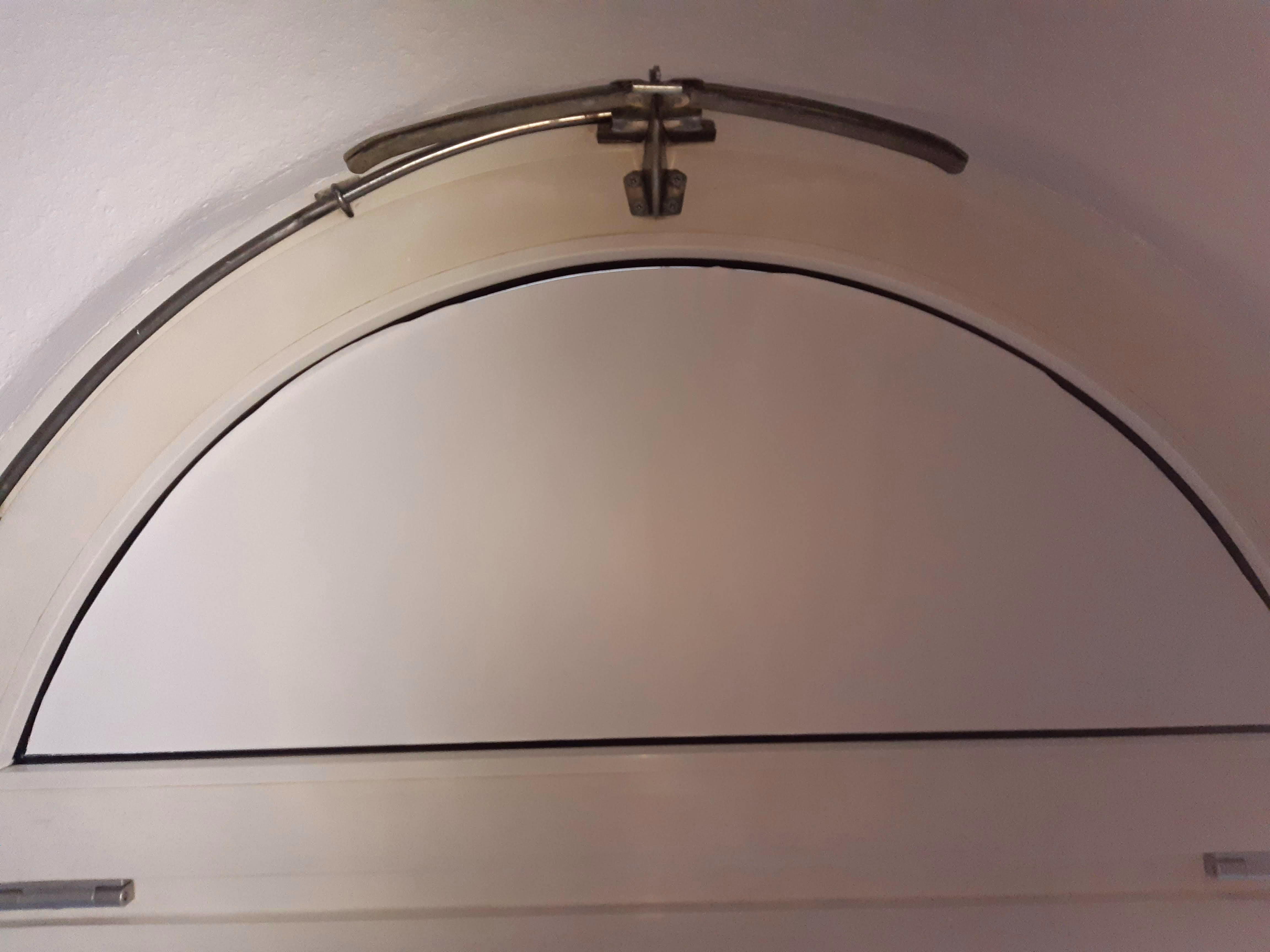 Verdunkelungsfolie an einem Rundfenster