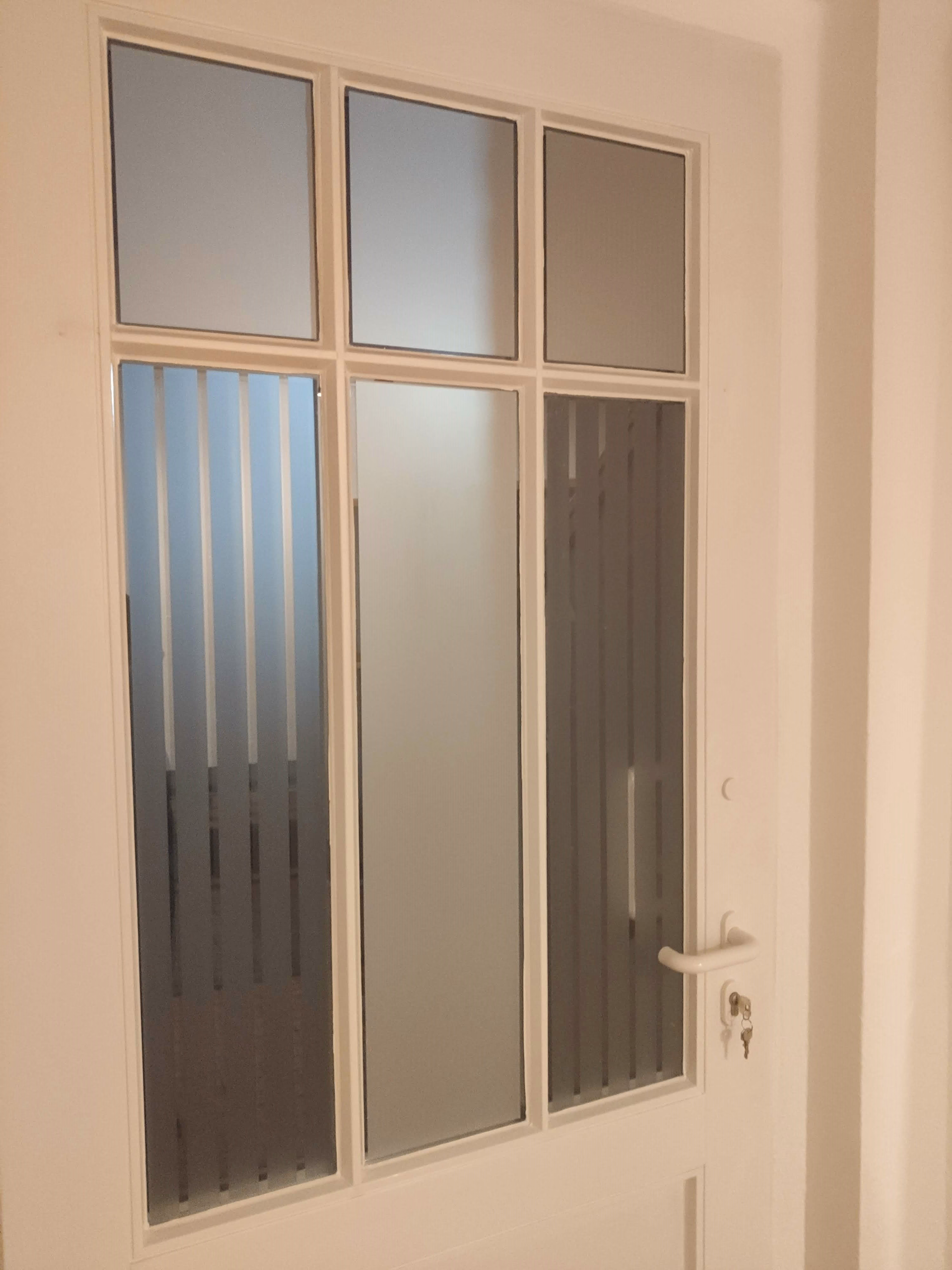 Weiße selbstklebende Folie auf einer Wohnungstür