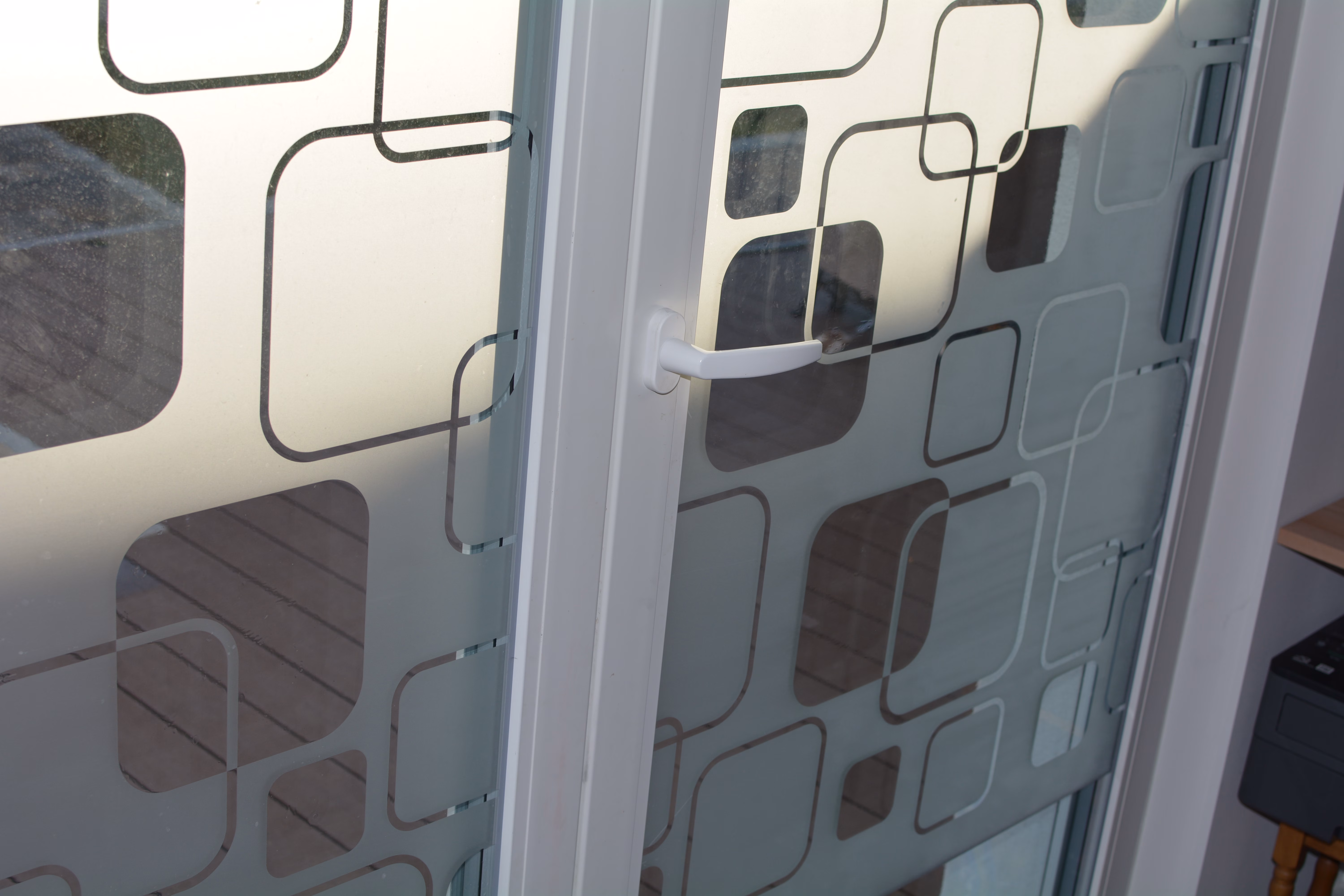 Dekorfolie mit transparent / weiß abgerundeten Quadraten