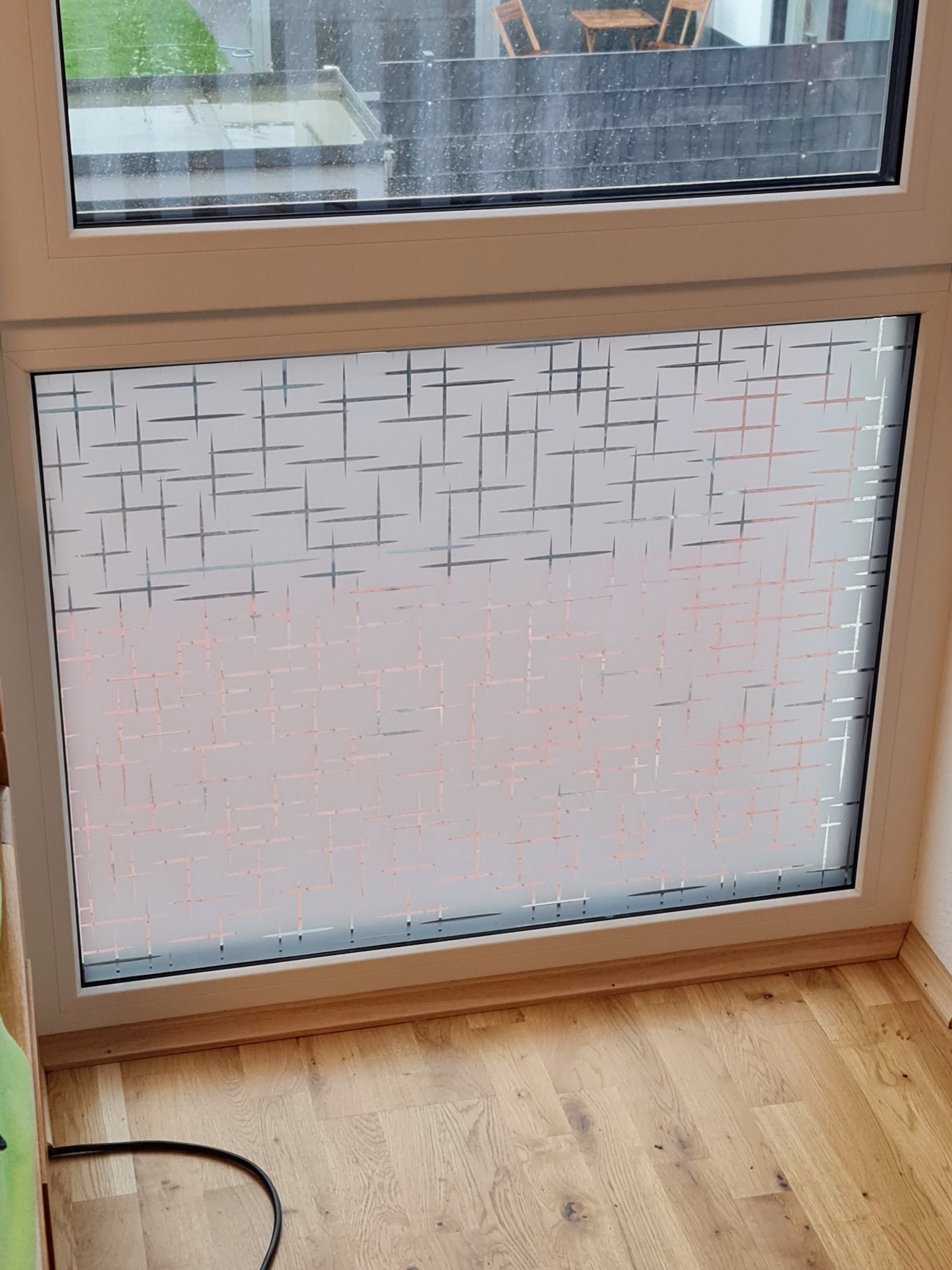 Fensterfolie mit kleinen Kreuzen